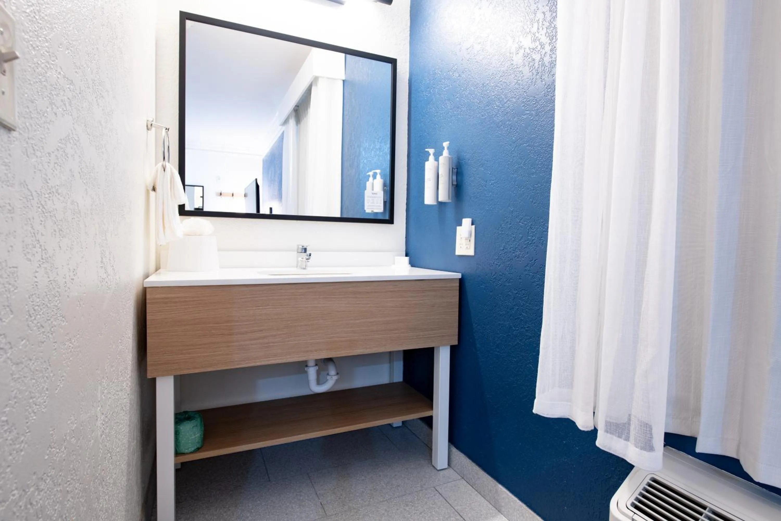 Property building in Spark By Hilton Lafayette South