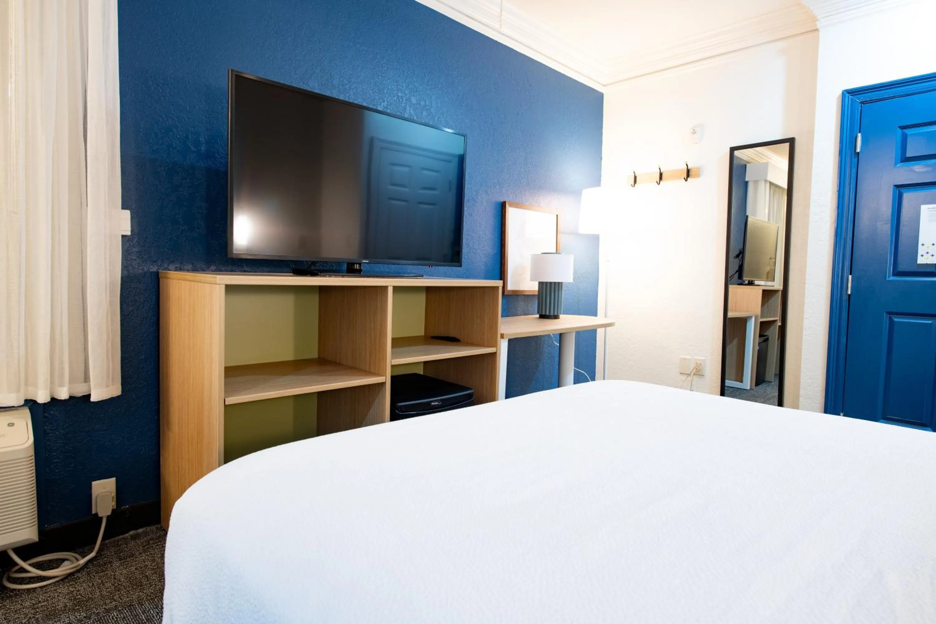 Property building, Bed in Spark By Hilton Lafayette South