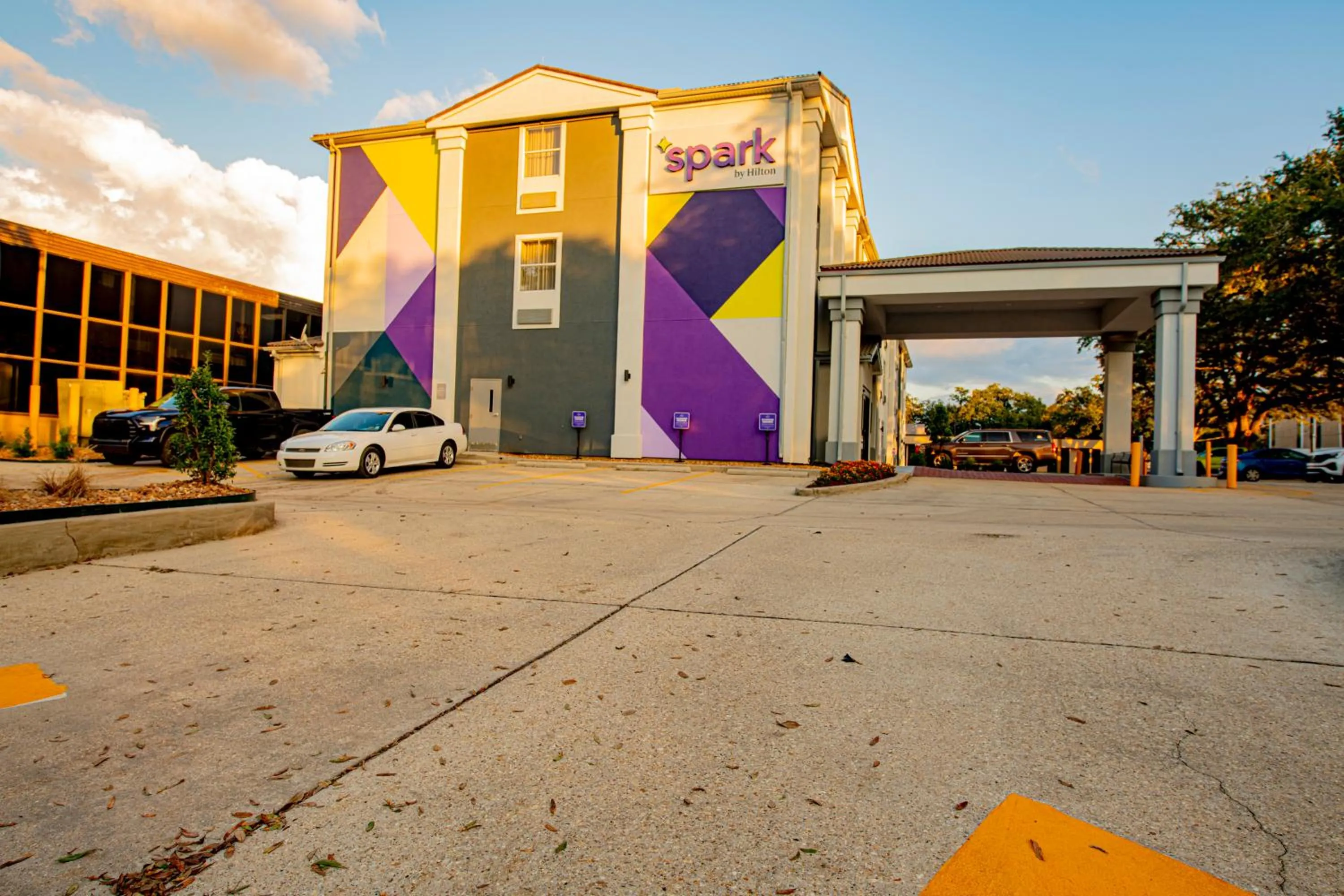 Property building in Spark By Hilton Lafayette South