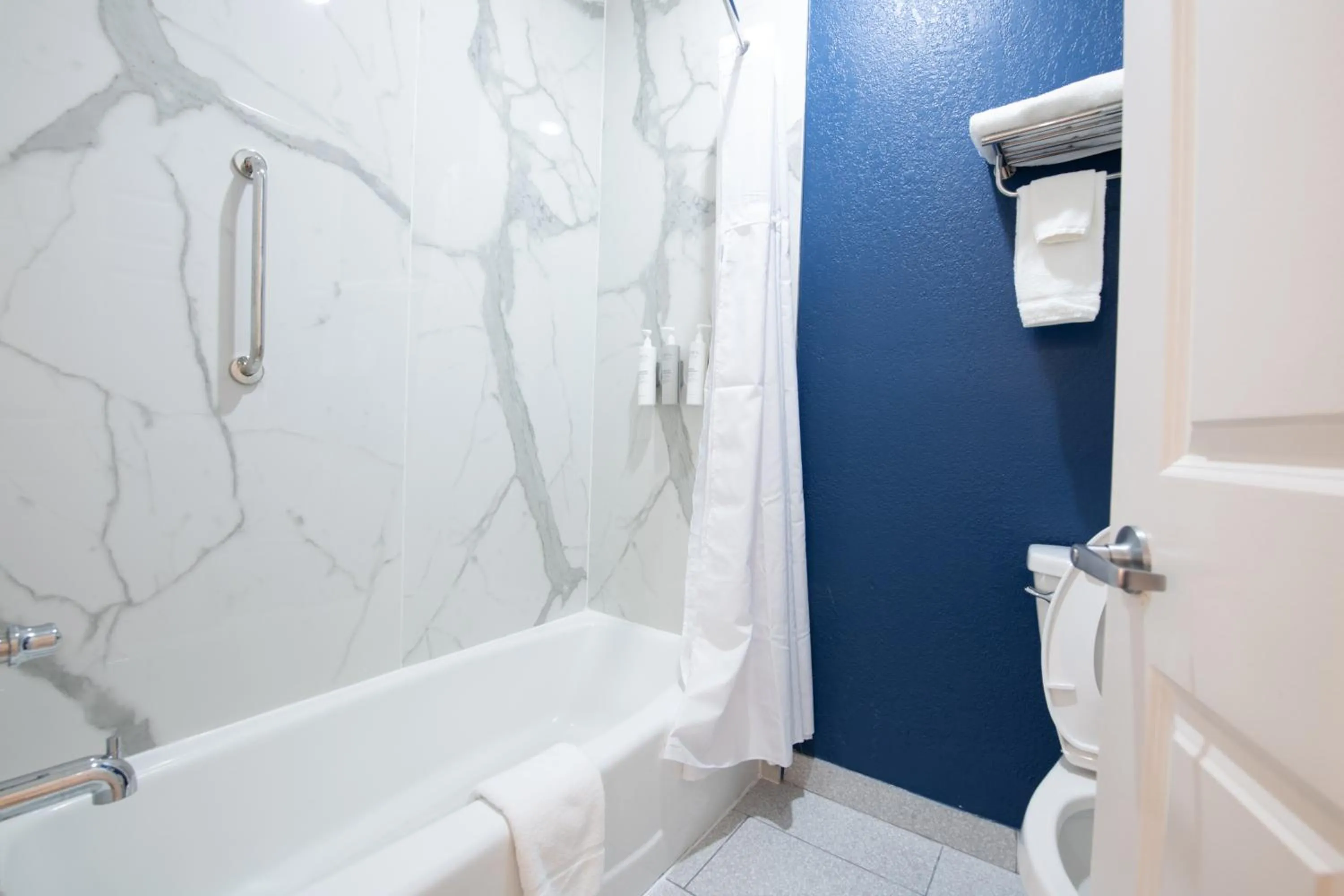 Bathroom in Spark By Hilton Lafayette South