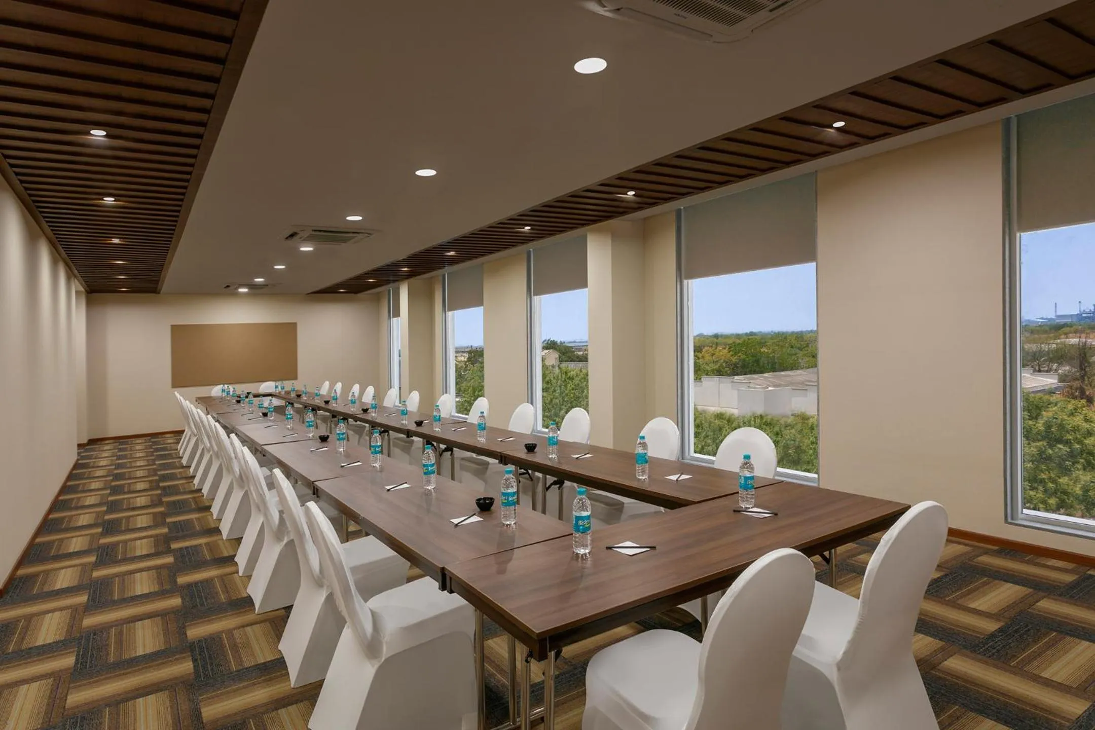 Business facilities in Ginger Sanand