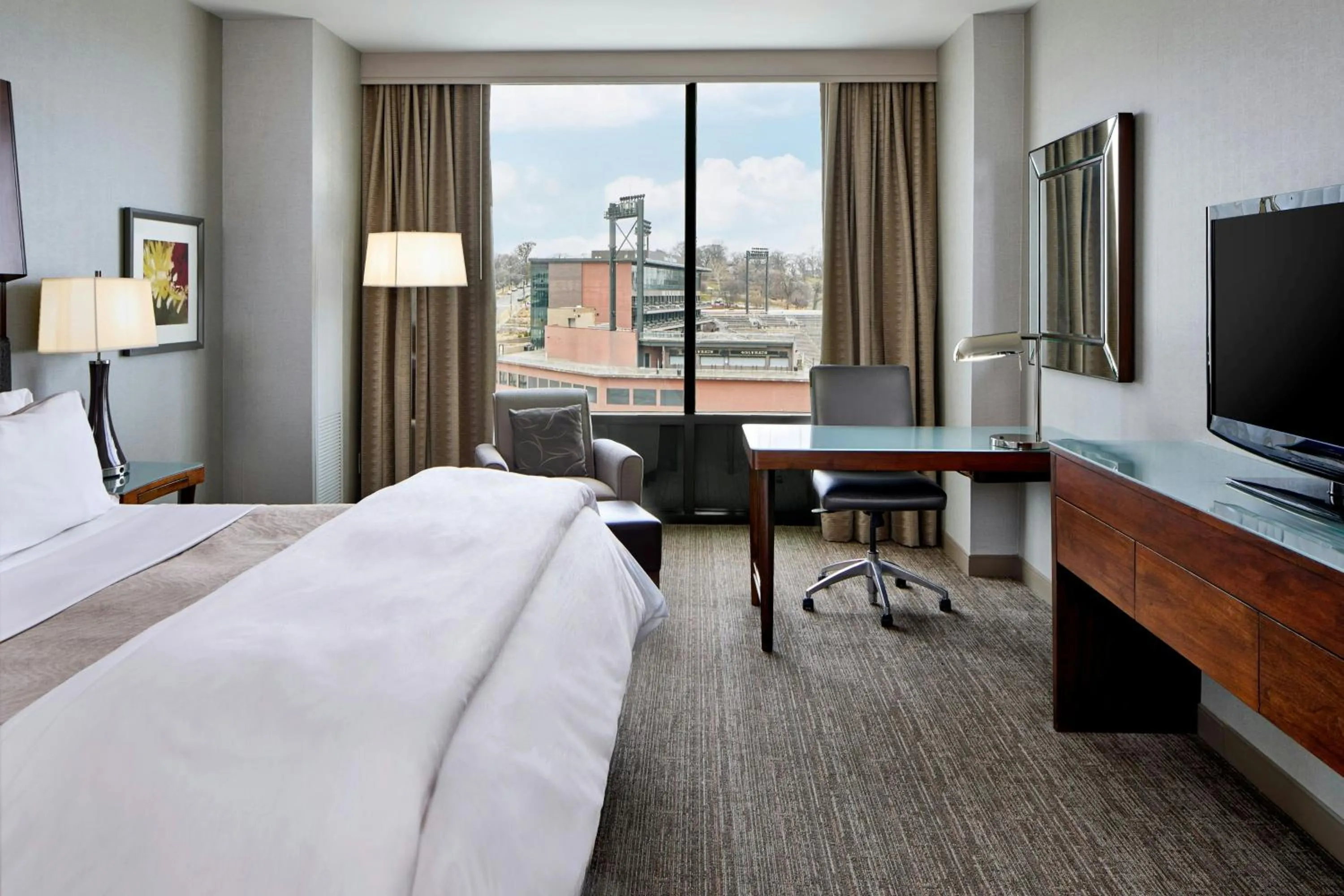 Photo of the whole room, Bed in The Westin Birmingham