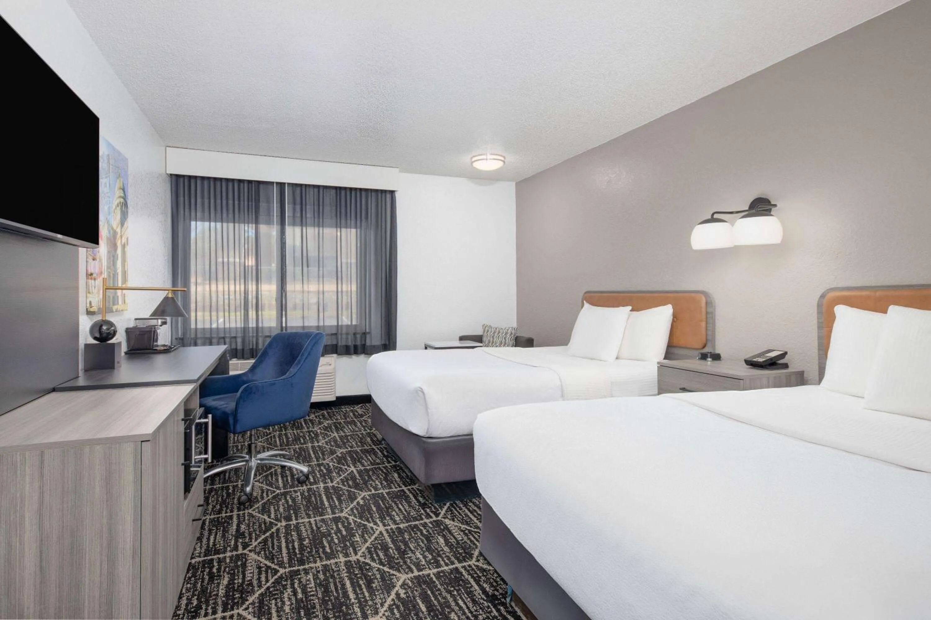 Photo of the whole room, Bed in La Quinta Inn by Wyndham El Dorado