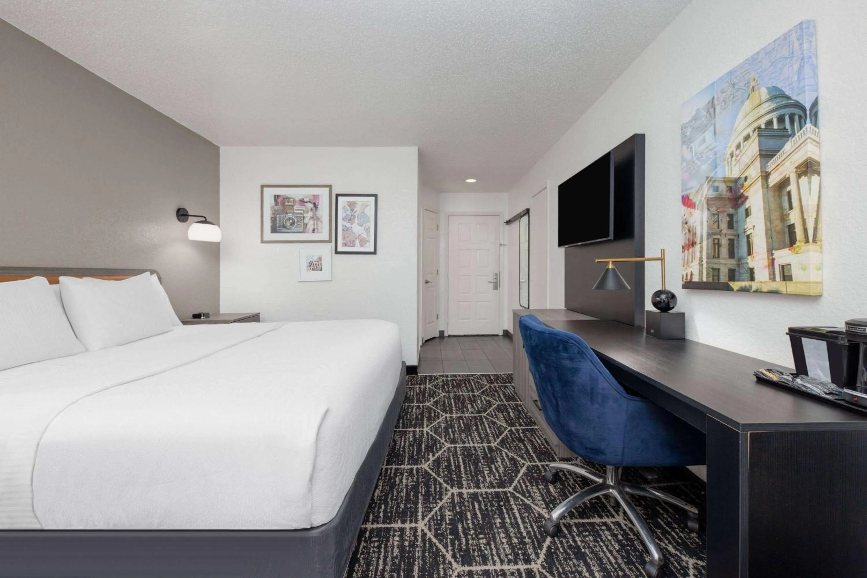 Photo of the whole room, Bed in La Quinta Inn by Wyndham El Dorado