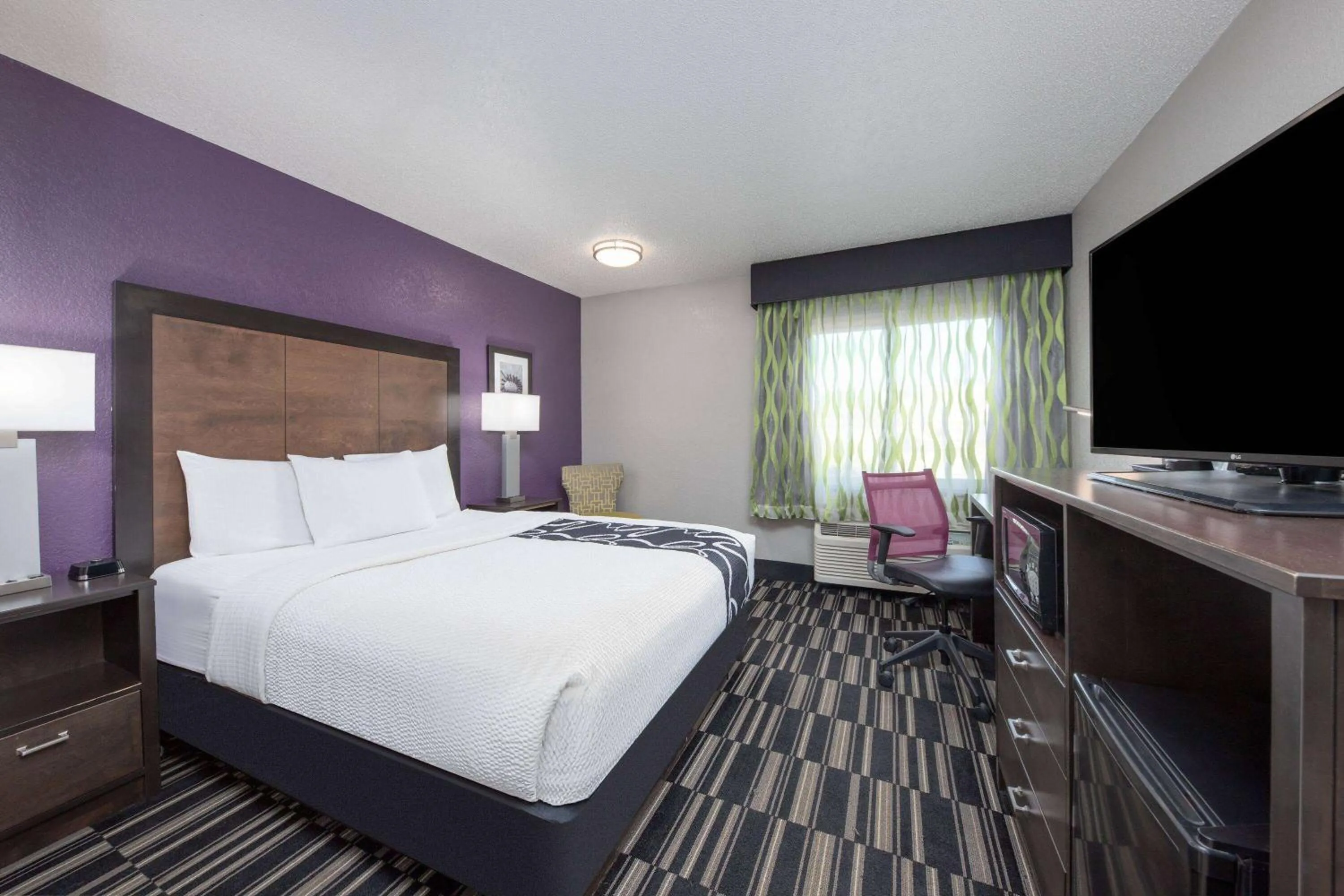 Photo of the whole room, Bed in La Quinta Inn by Wyndham El Dorado