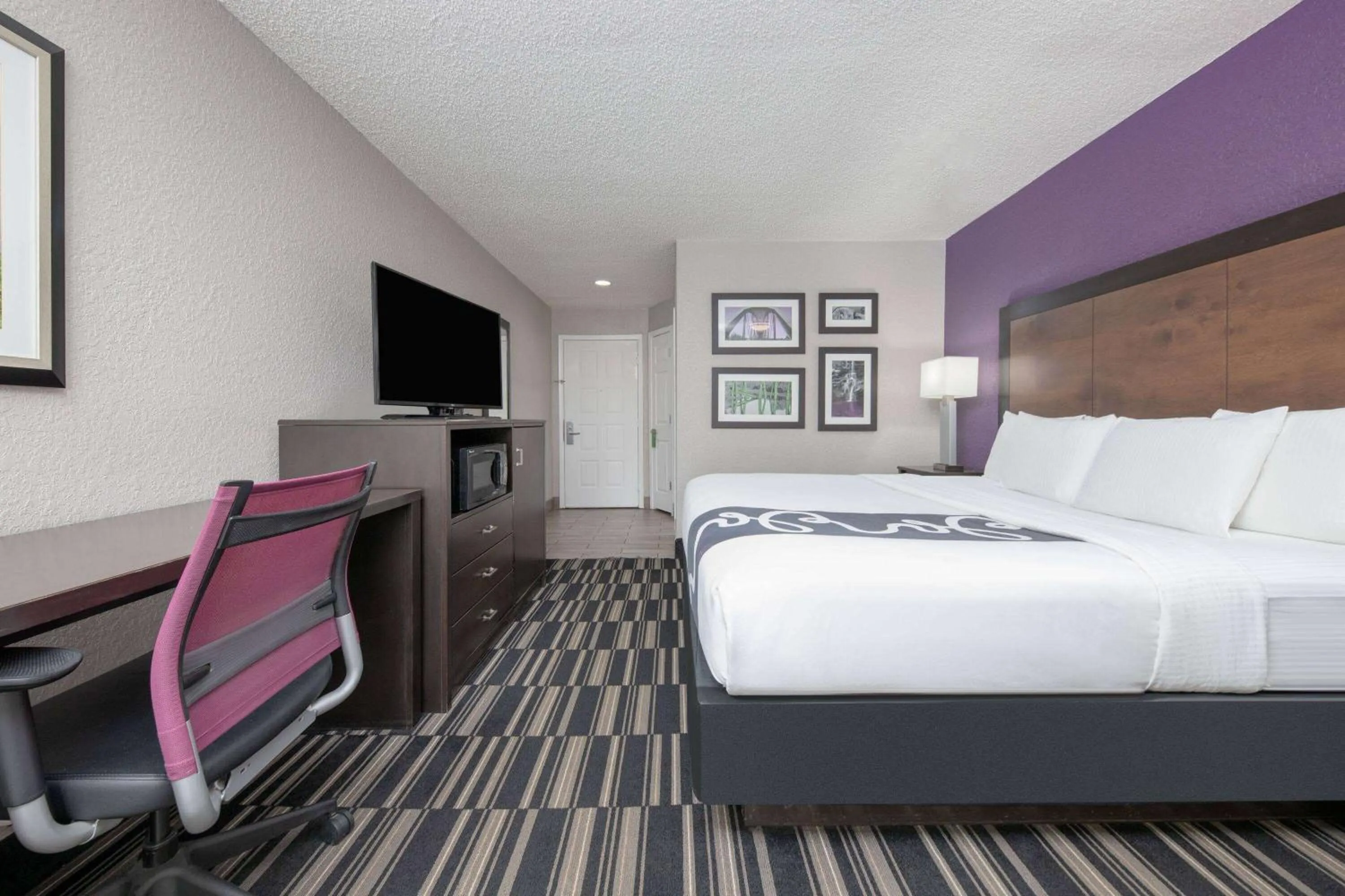 Photo of the whole room, Bed in La Quinta Inn by Wyndham El Dorado