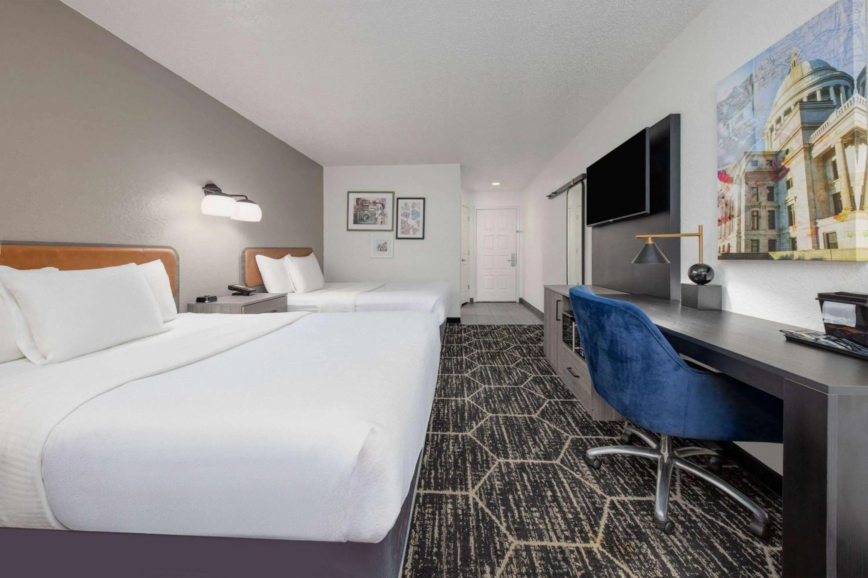 Photo of the whole room, Bed in La Quinta Inn by Wyndham El Dorado