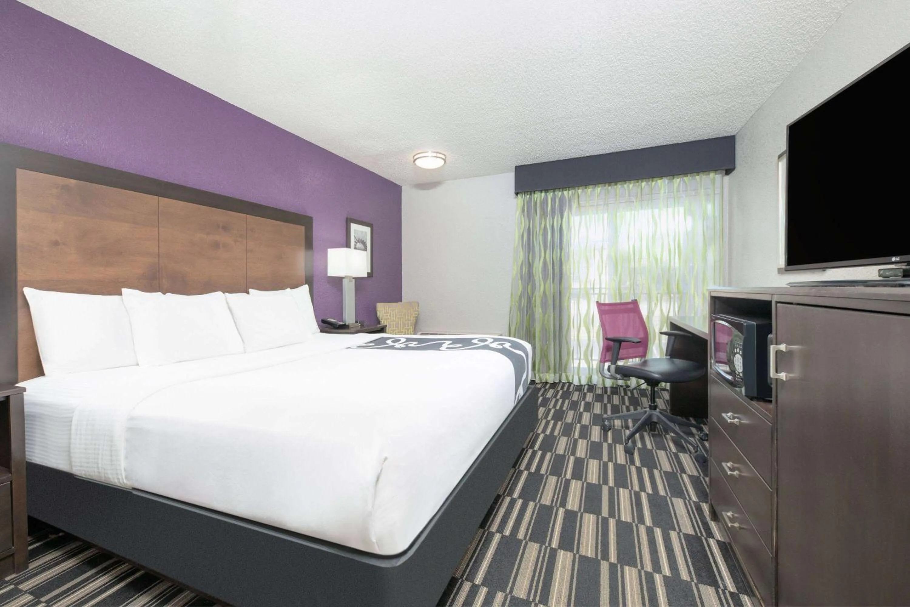 Photo of the whole room, Bed in La Quinta Inn by Wyndham El Dorado