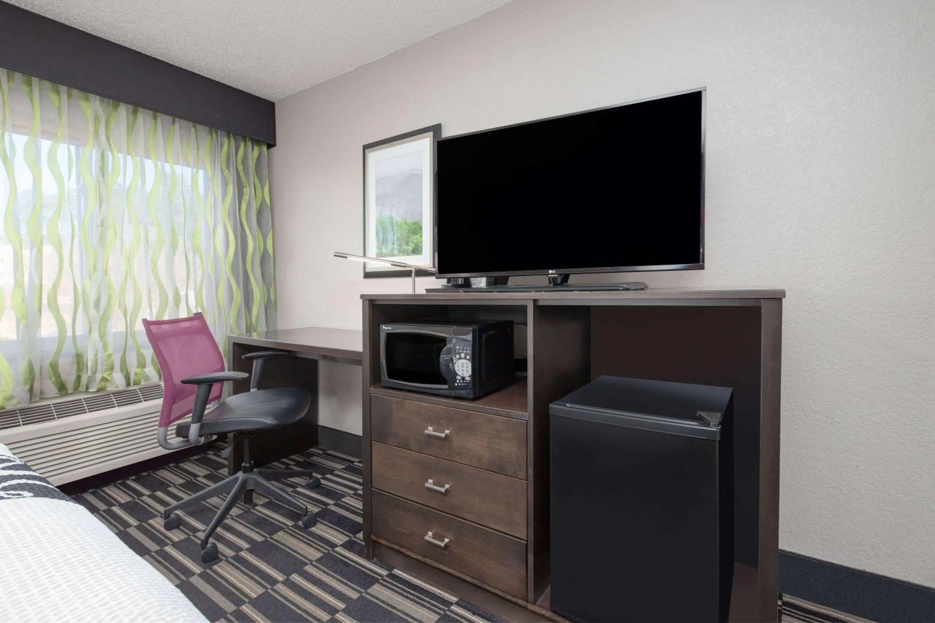 Photo of the whole room, Bed in La Quinta Inn by Wyndham El Dorado