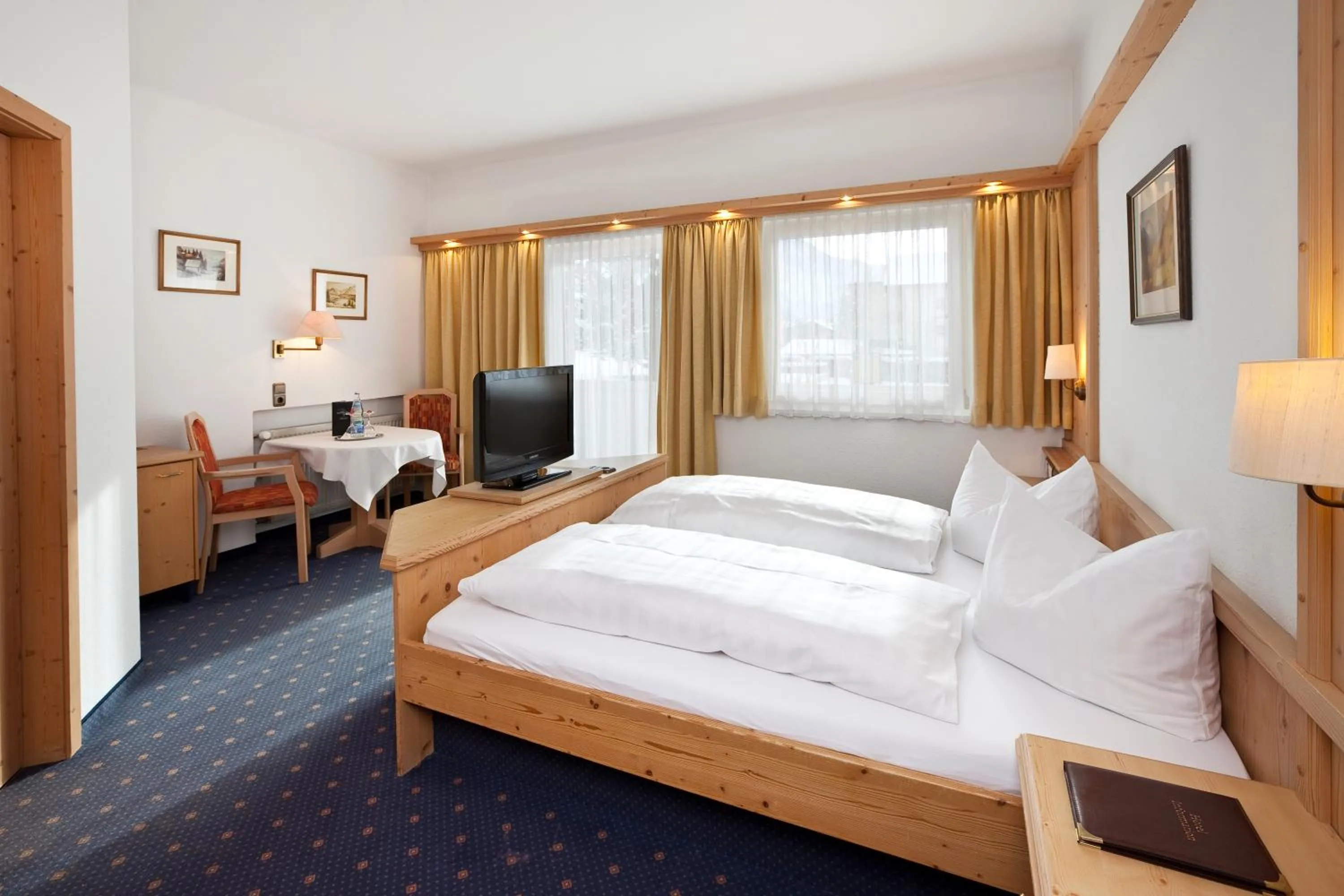 Photo of the whole room, Bed in Hotel garni Kappeler-Haus