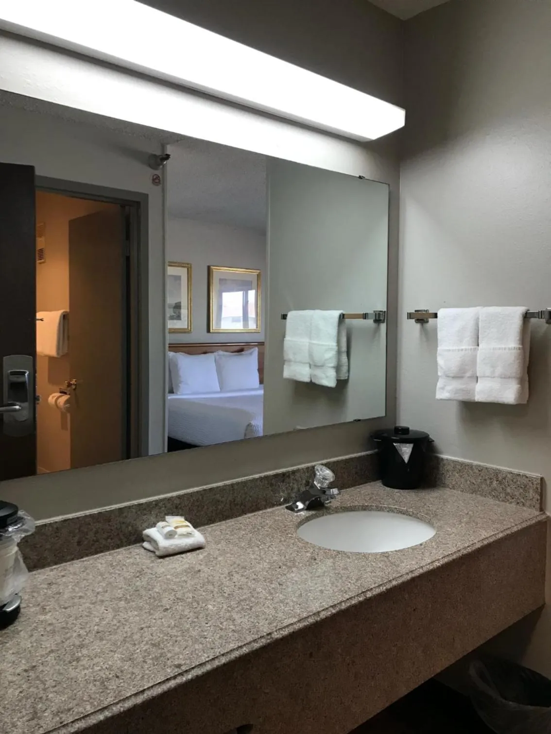 Bathroom, Bed in Days Inn by Wyndham Pleasant Prairie Kenosha