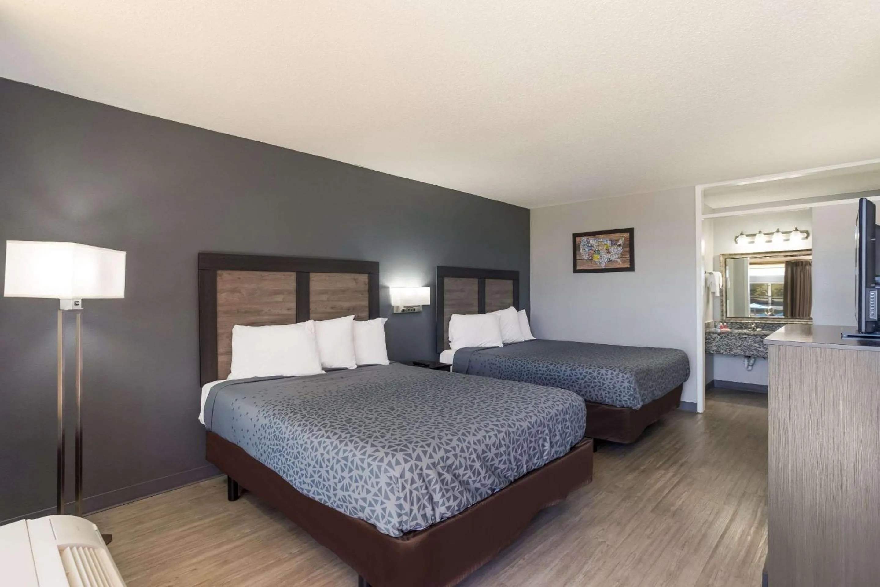 Bedroom in Econo Lodge Cave City