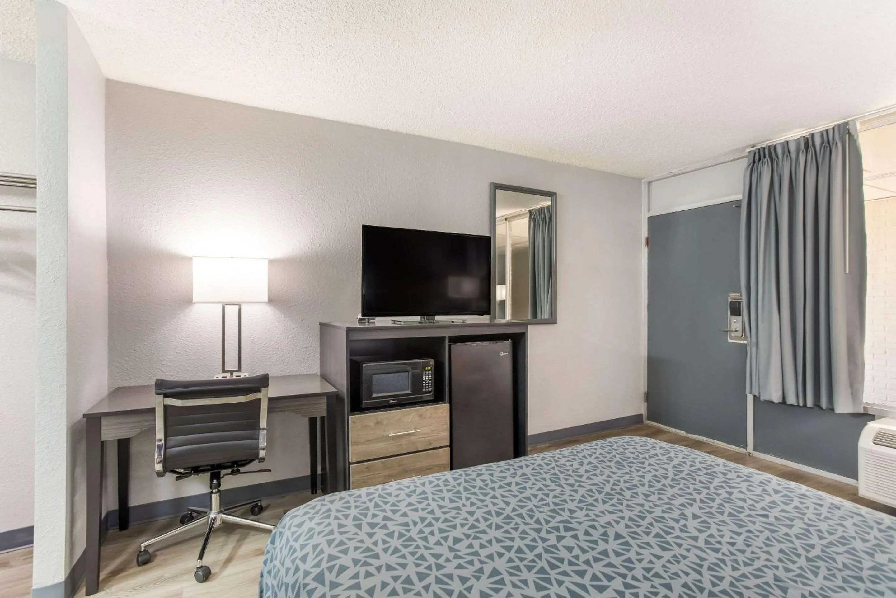 Bedroom in Econo Lodge Cave City