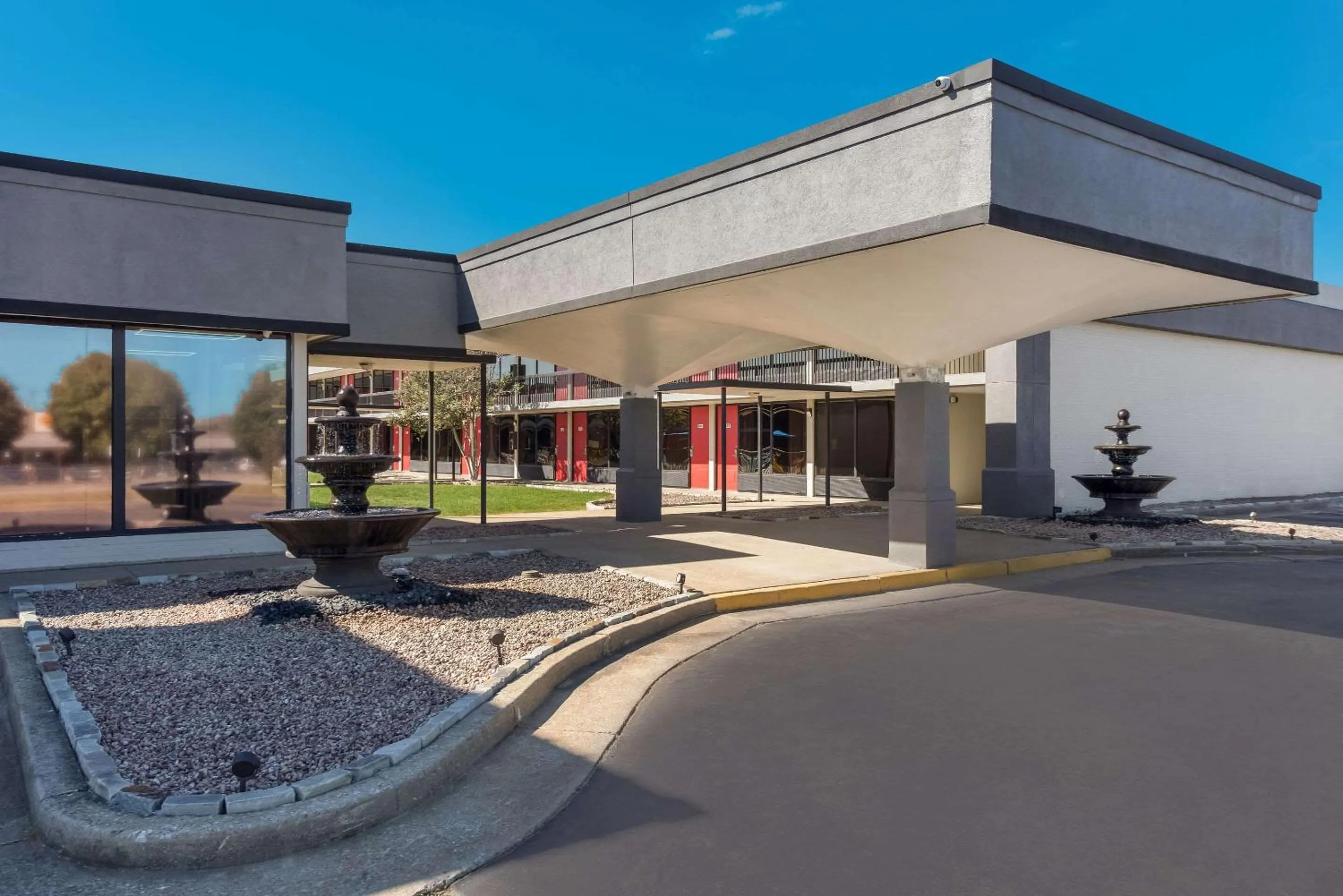 Property building in Econo Lodge Cave City