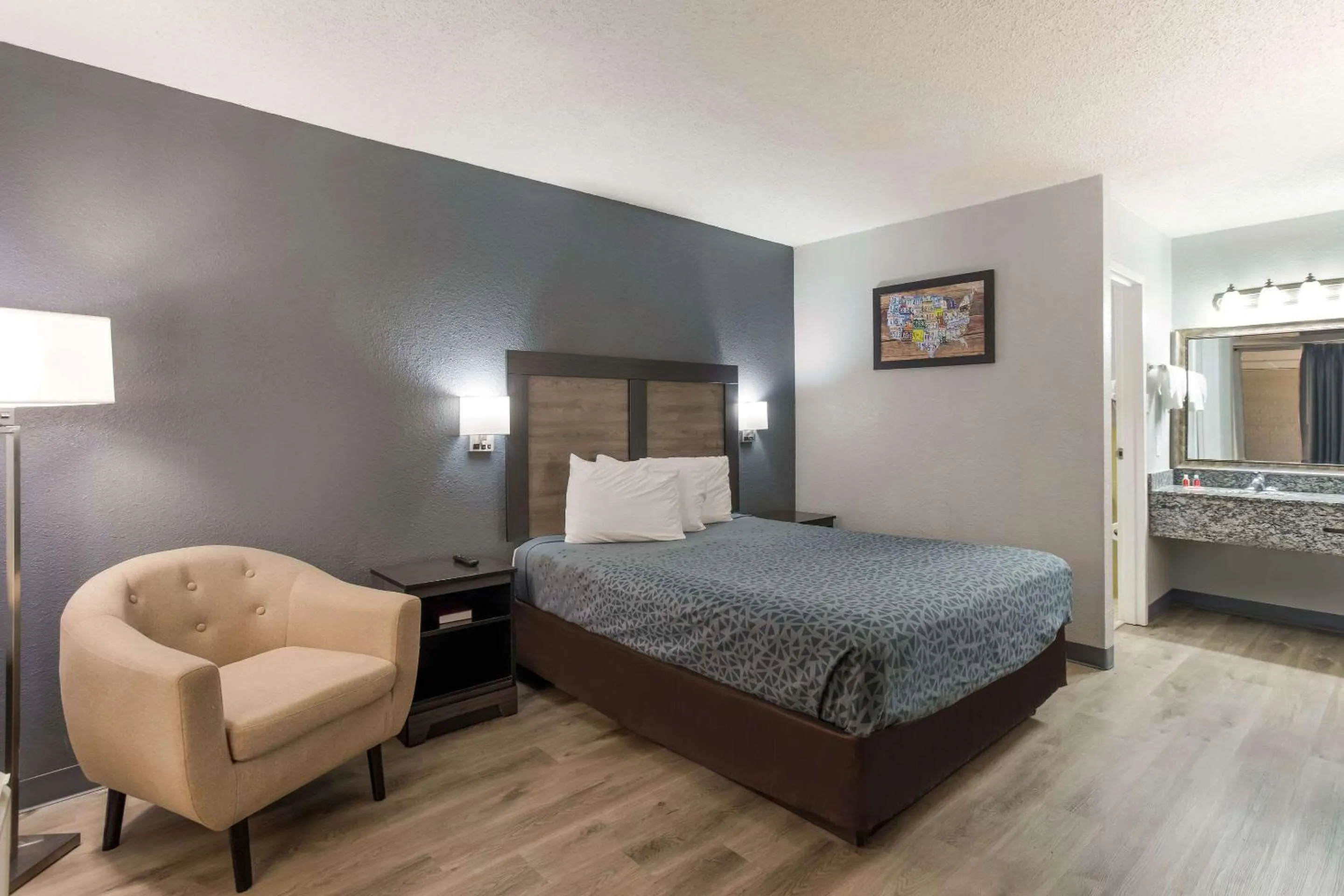 Bedroom in Econo Lodge Cave City