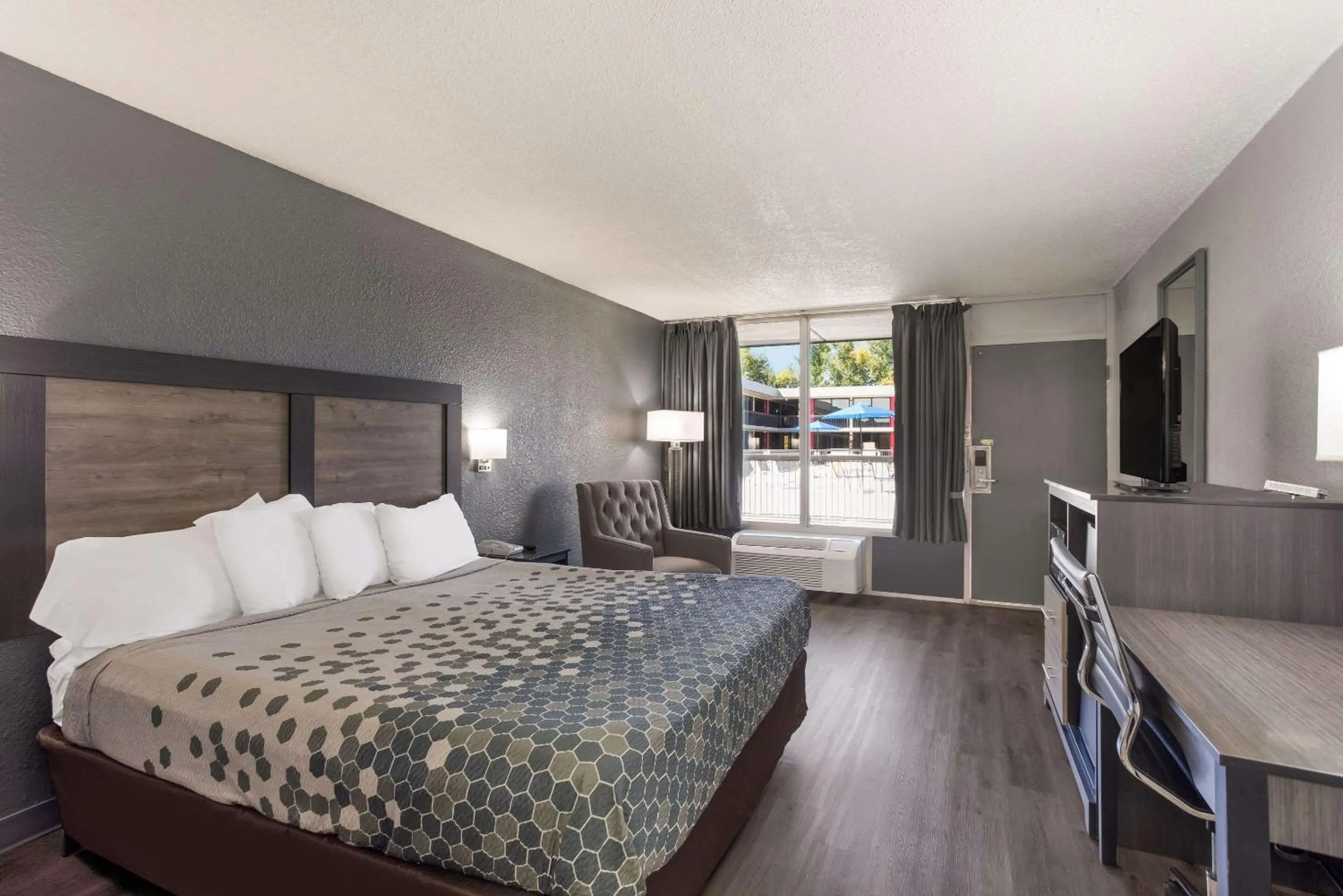 Bedroom in Econo Lodge Cave City