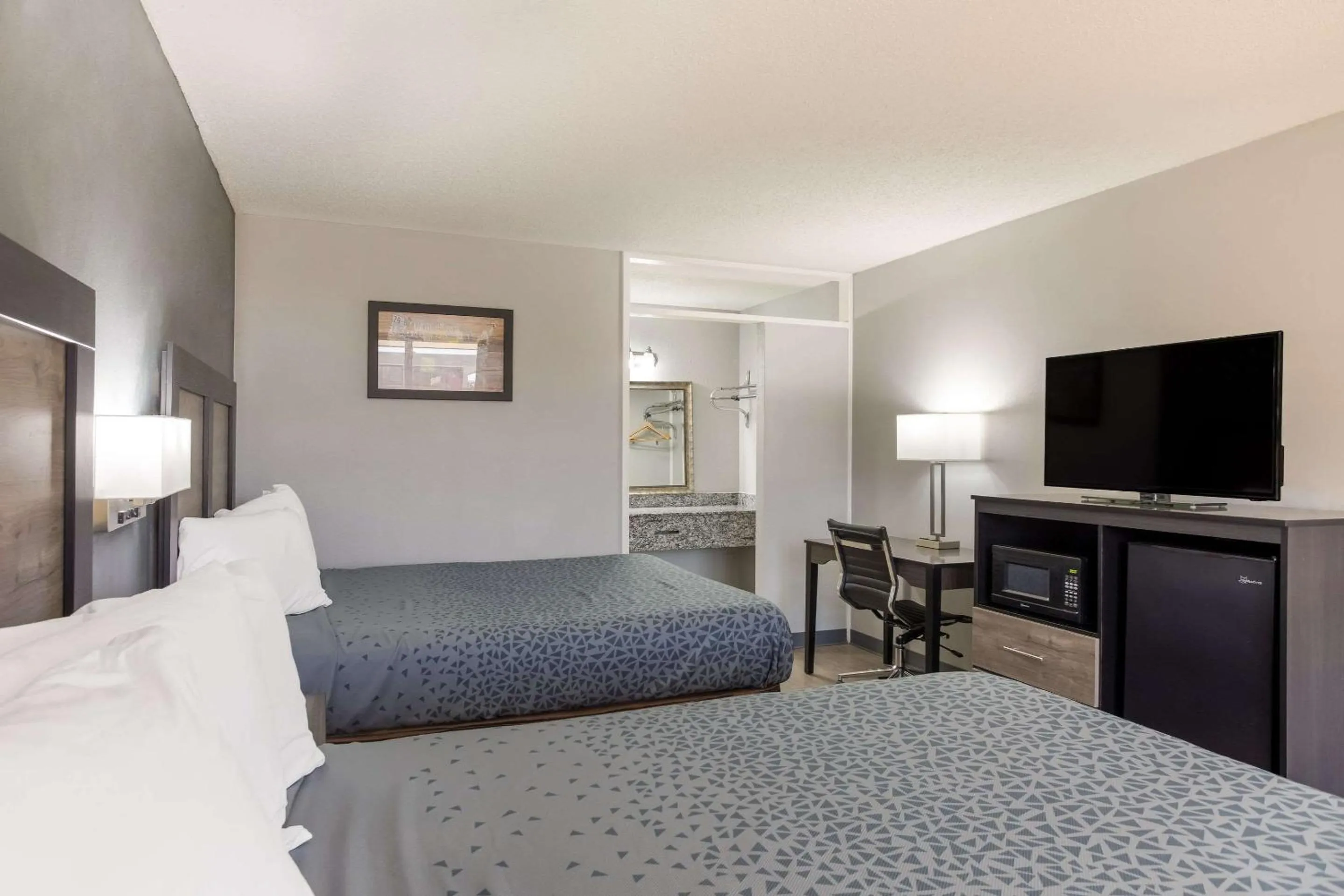 Bedroom in Econo Lodge Cave City