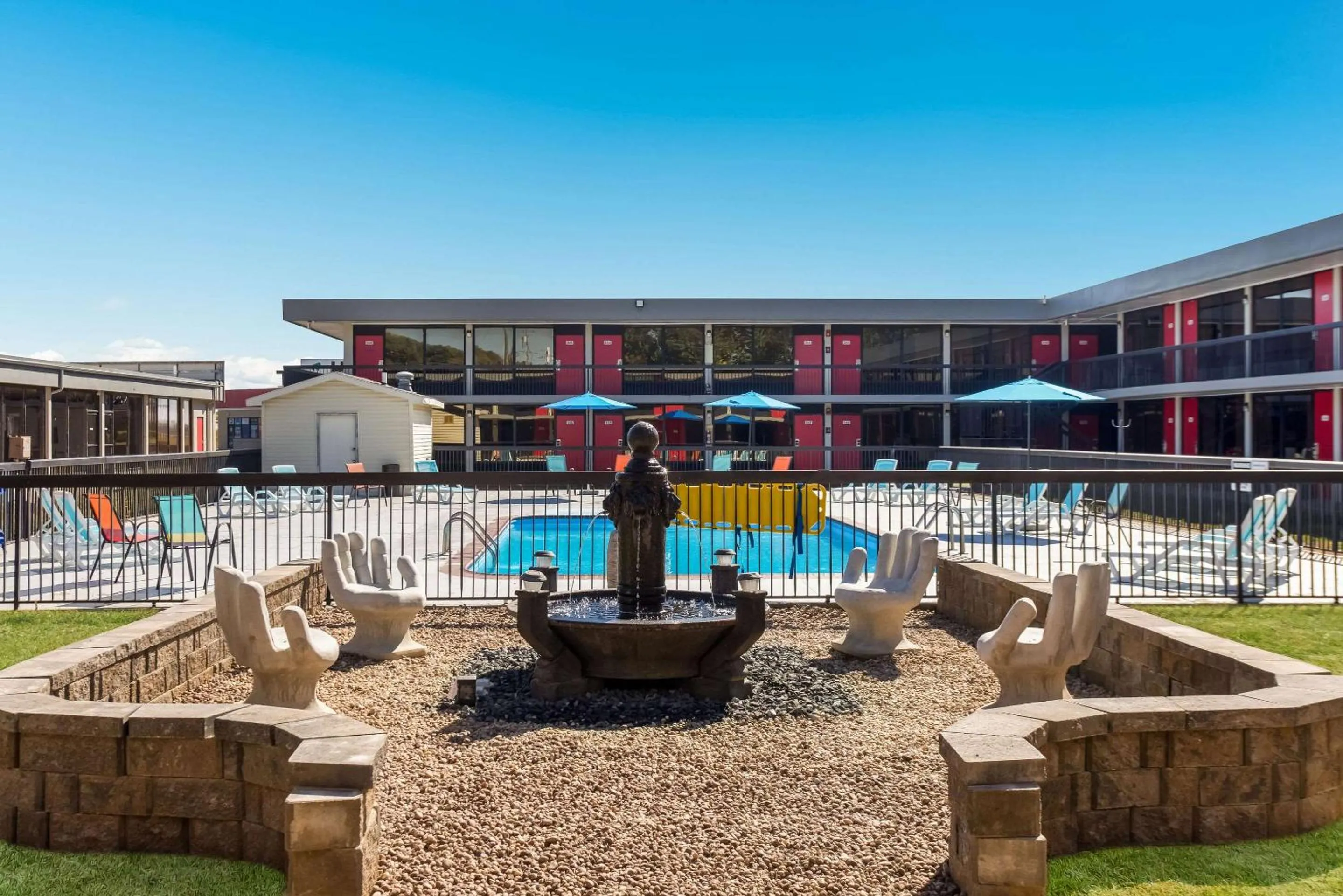 Swimming pool in Econo Lodge Cave City