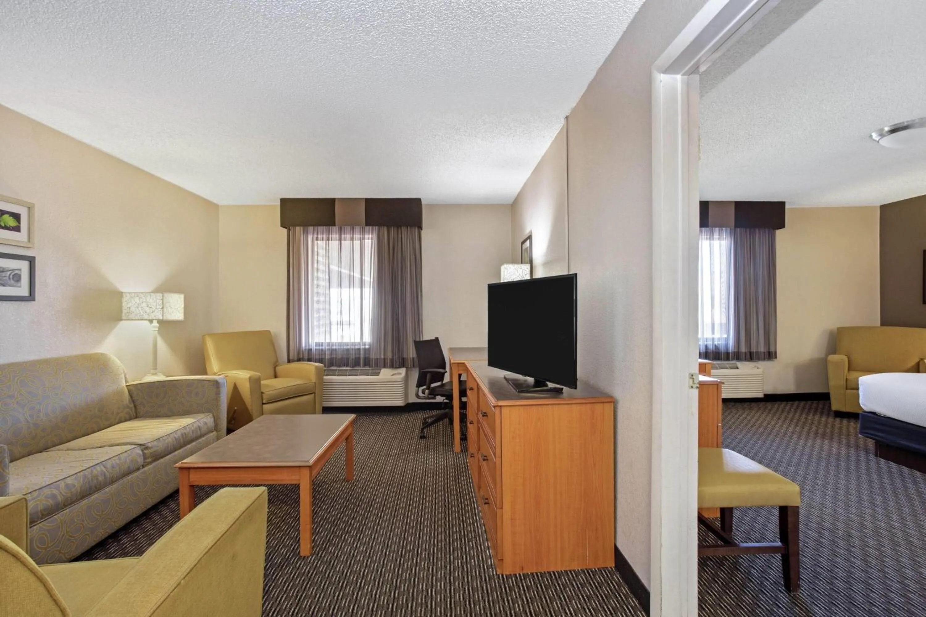 Photo of the whole room, Bed in La Quinta Inn by Wyndham Tucson East