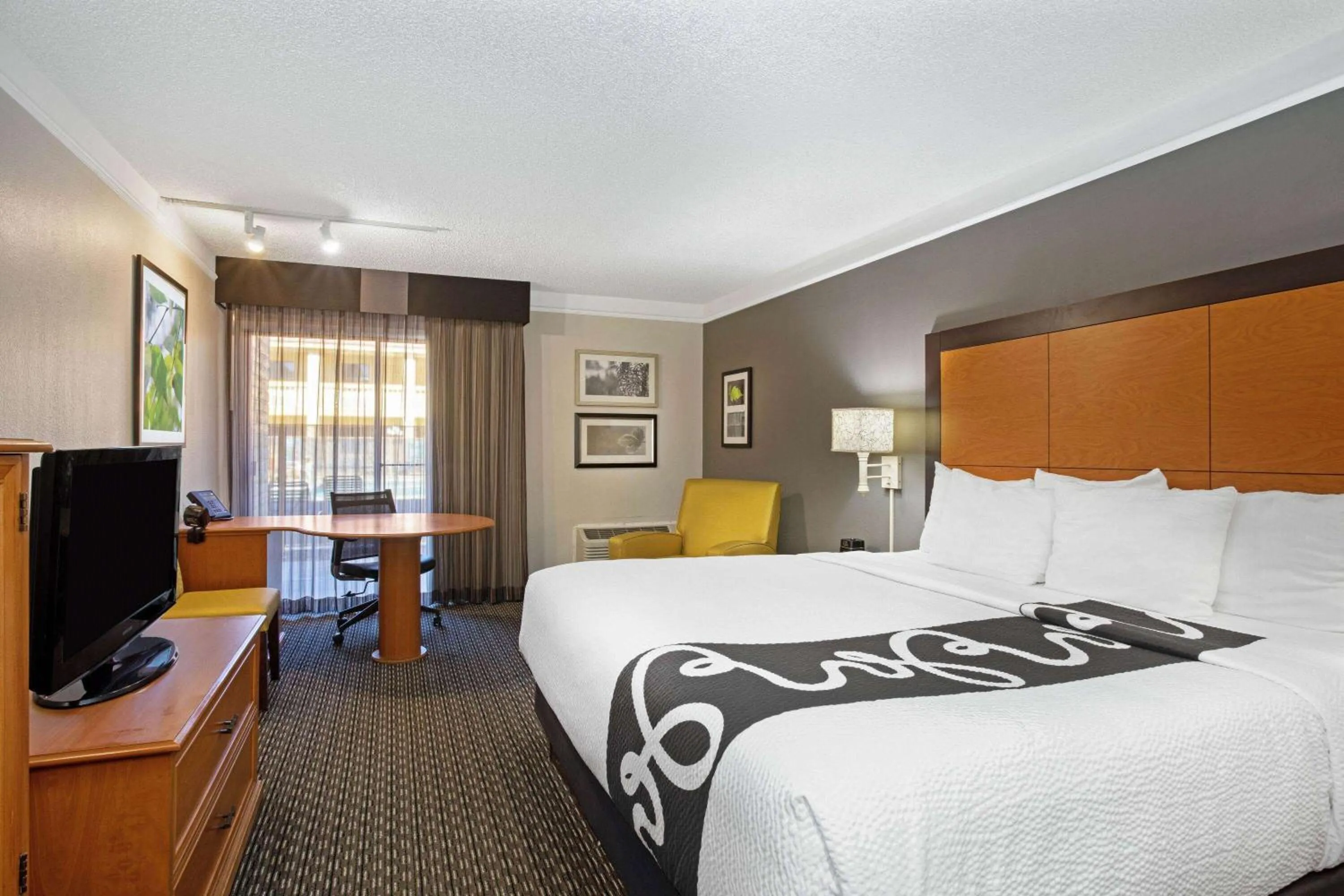 Photo of the whole room, Bed in La Quinta Inn by Wyndham Tucson East