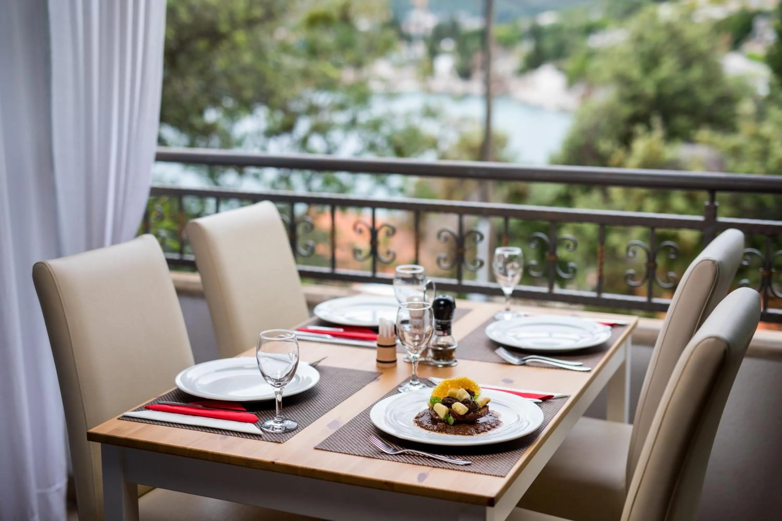 Food and drinks in Villa Lanterna