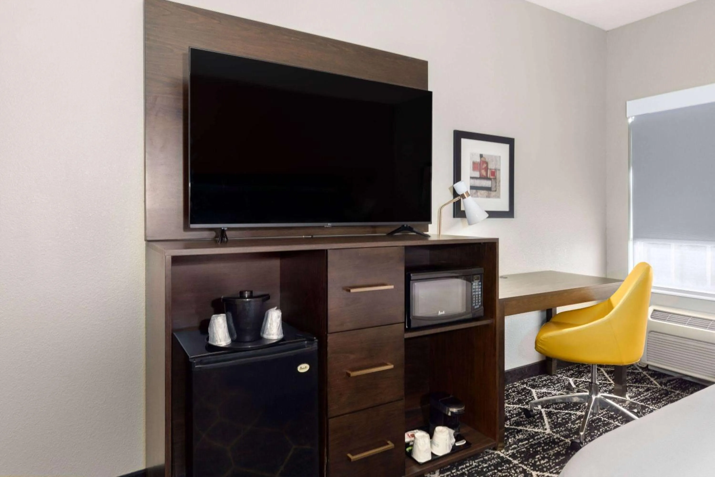 Photo of the whole room in La Quinta by Wyndham Olathe