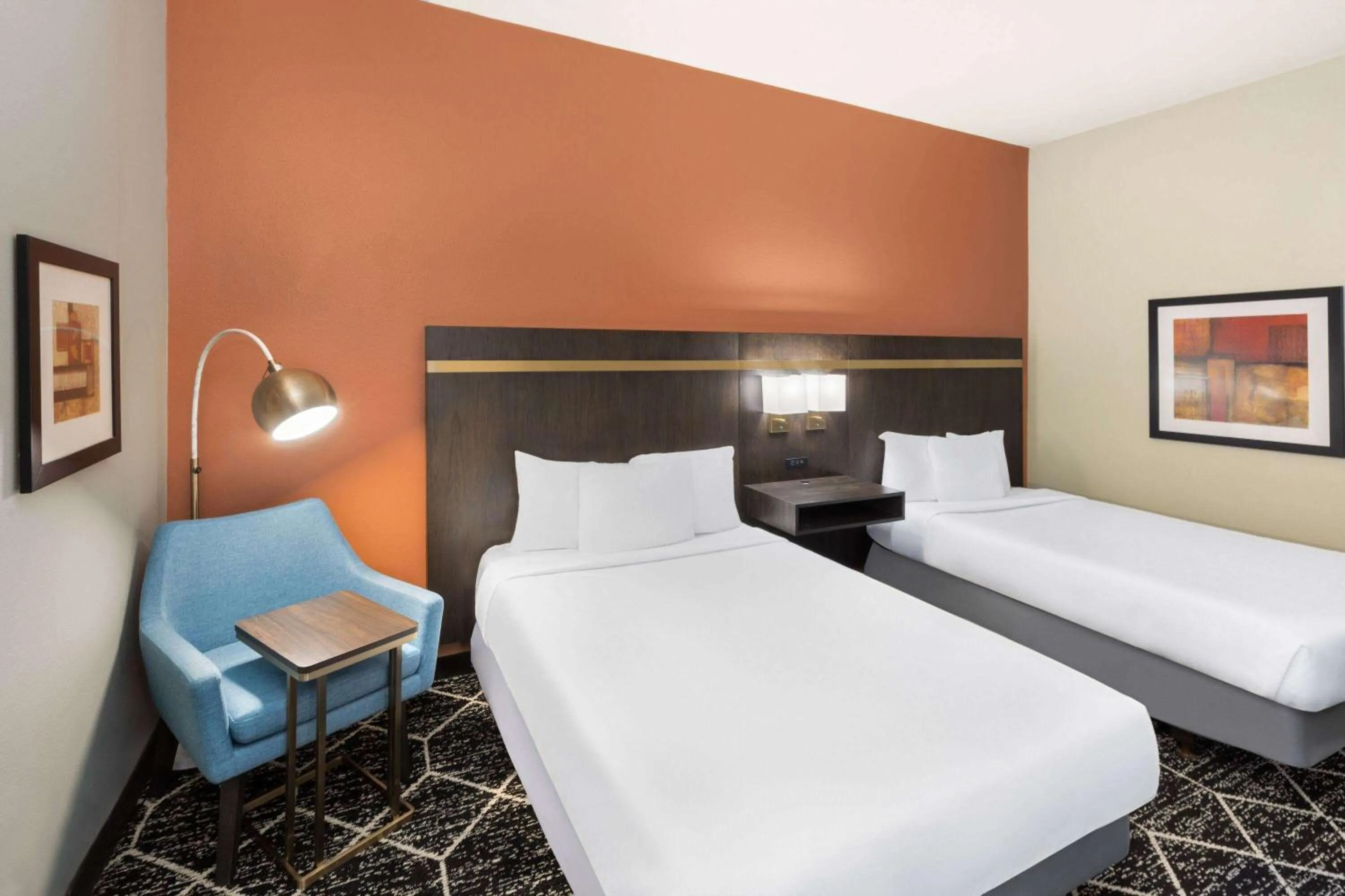 Photo of the whole room, Bed in La Quinta by Wyndham Olathe