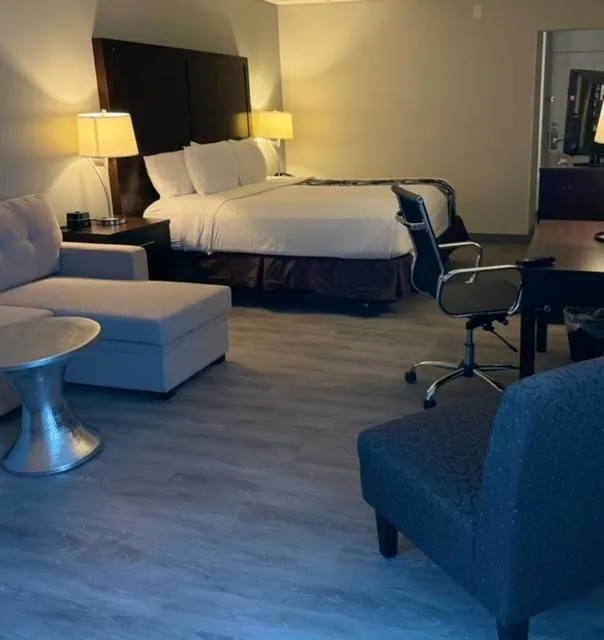 Bed in La Quinta Inn by Wyndham Lynnwood