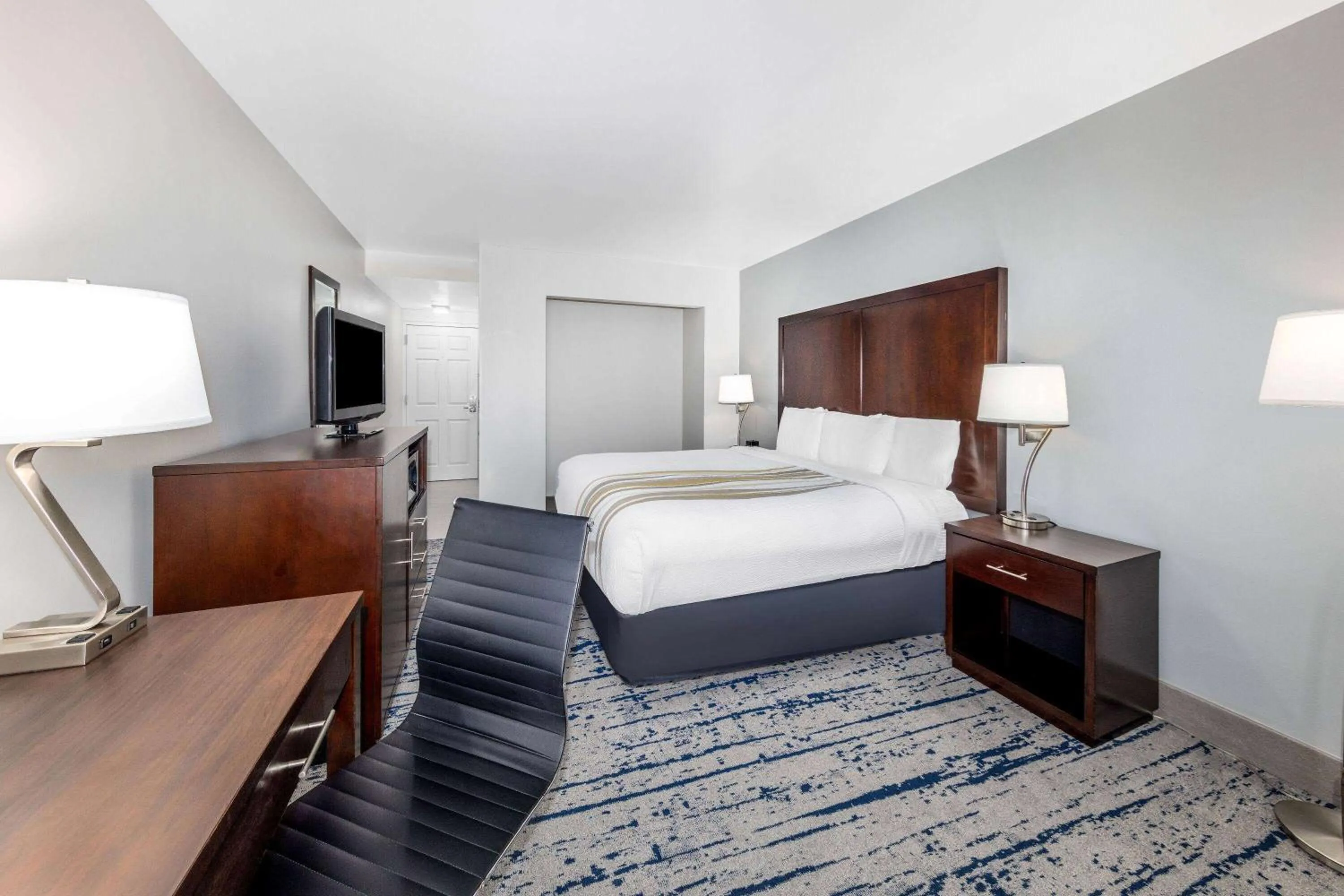 Photo of the whole room, Bed in La Quinta Inn by Wyndham Lynnwood