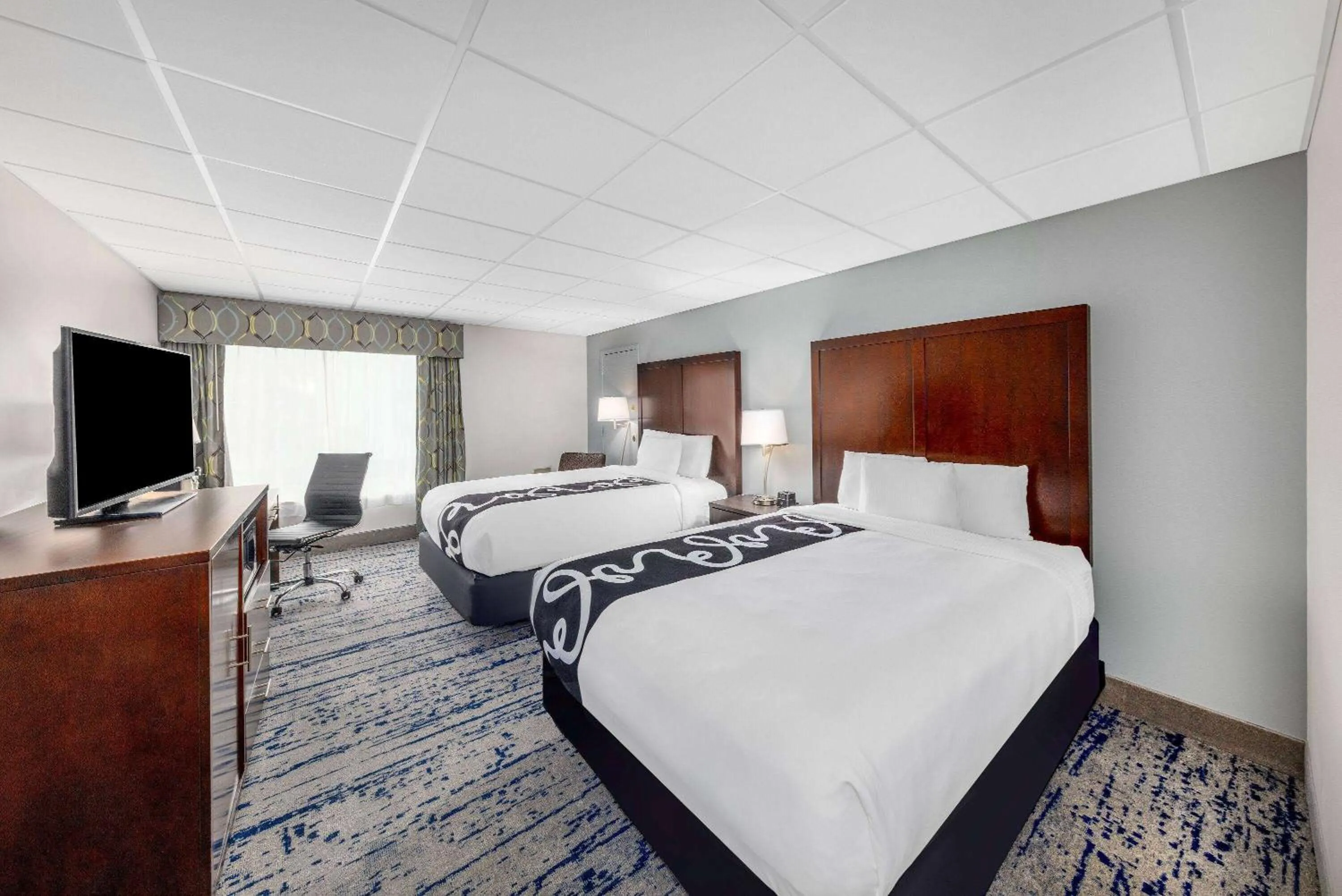 Photo of the whole room, Bed in La Quinta Inn by Wyndham Lynnwood