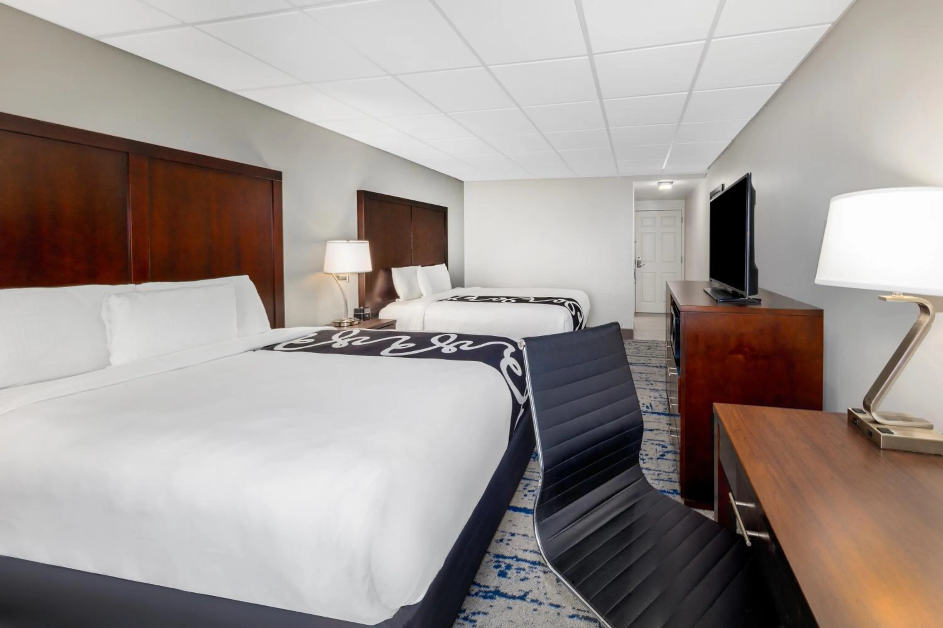 Bed in La Quinta Inn by Wyndham Lynnwood