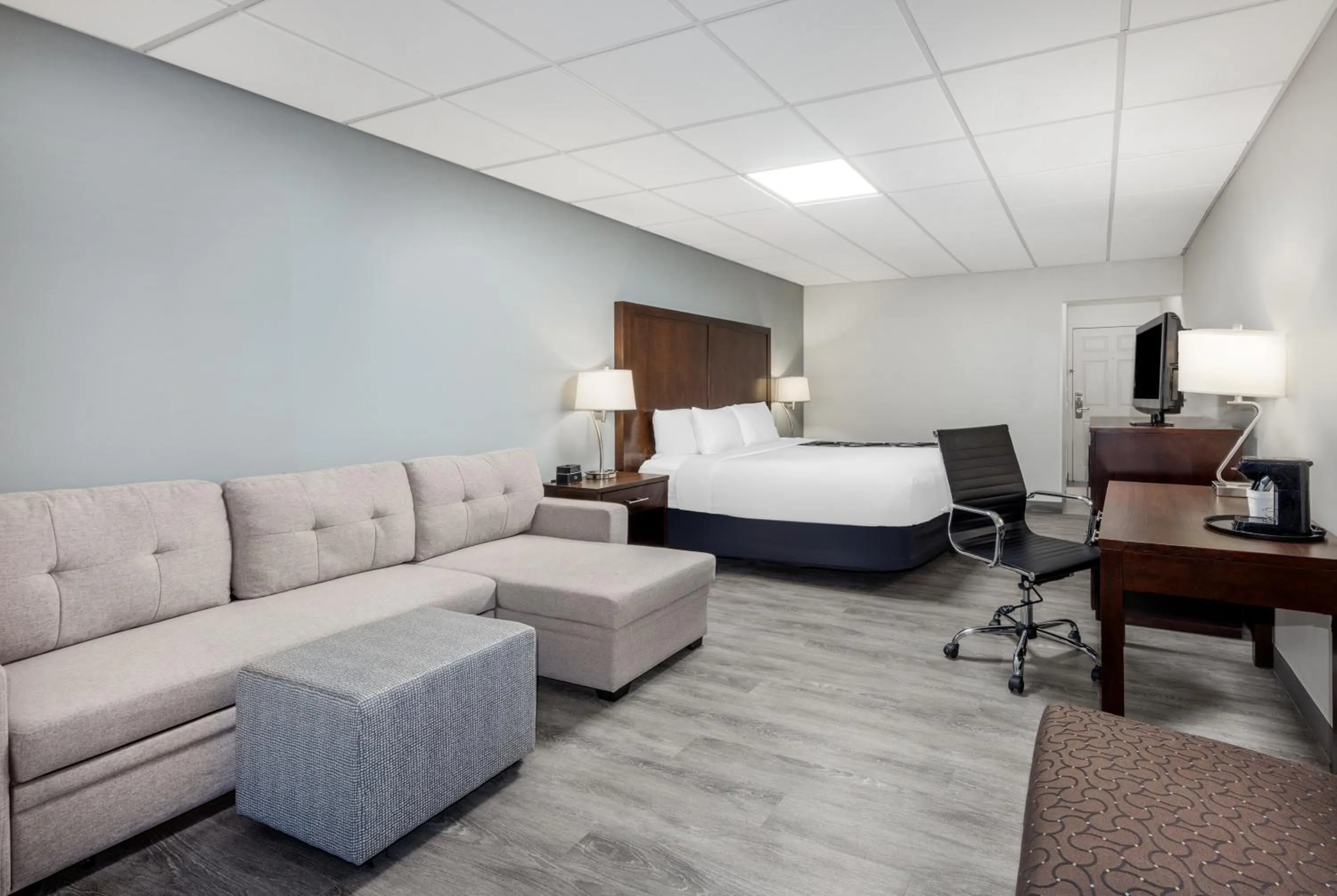 Bed in La Quinta Inn by Wyndham Lynnwood