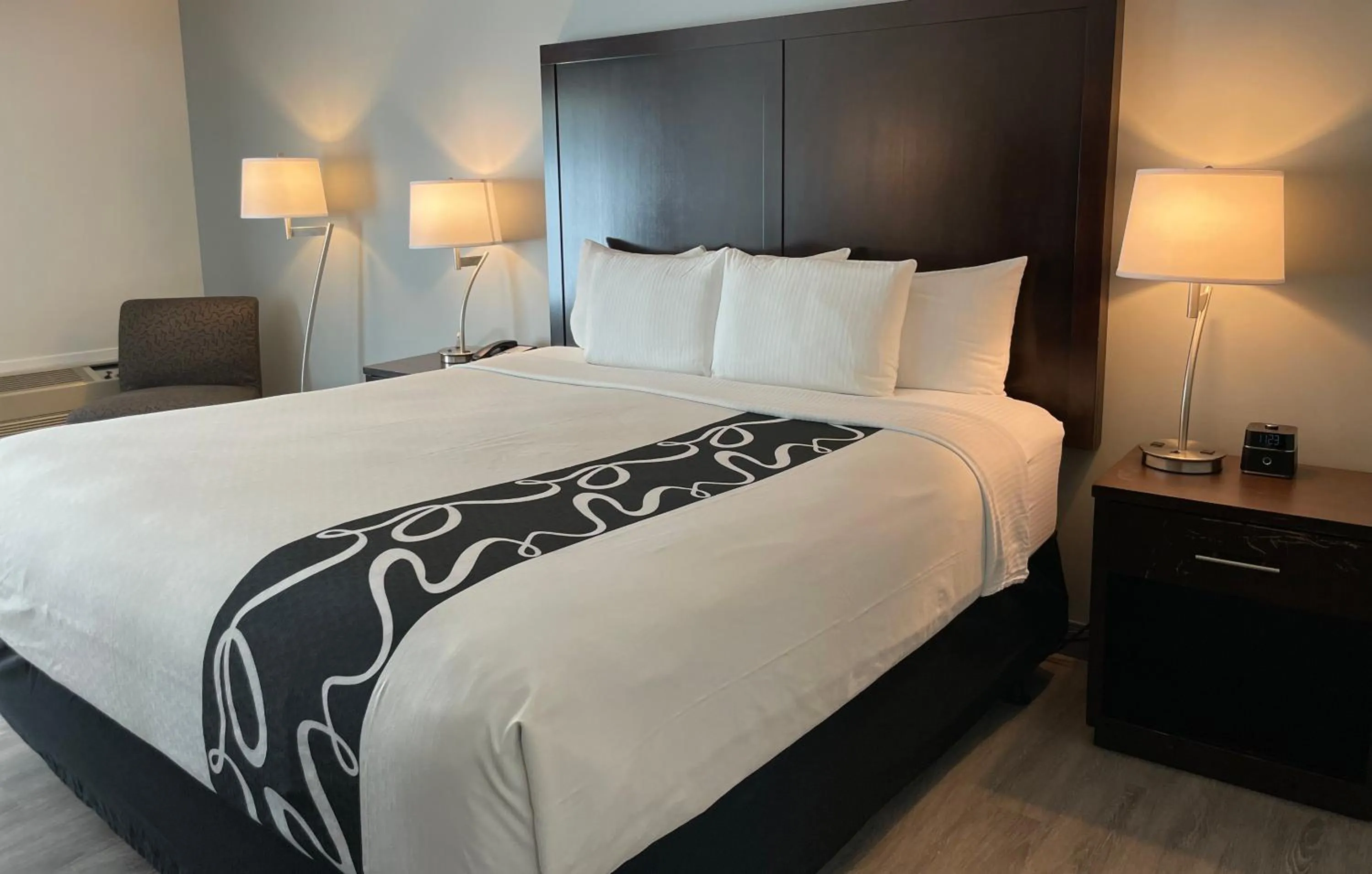 Bed in La Quinta Inn by Wyndham Lynnwood