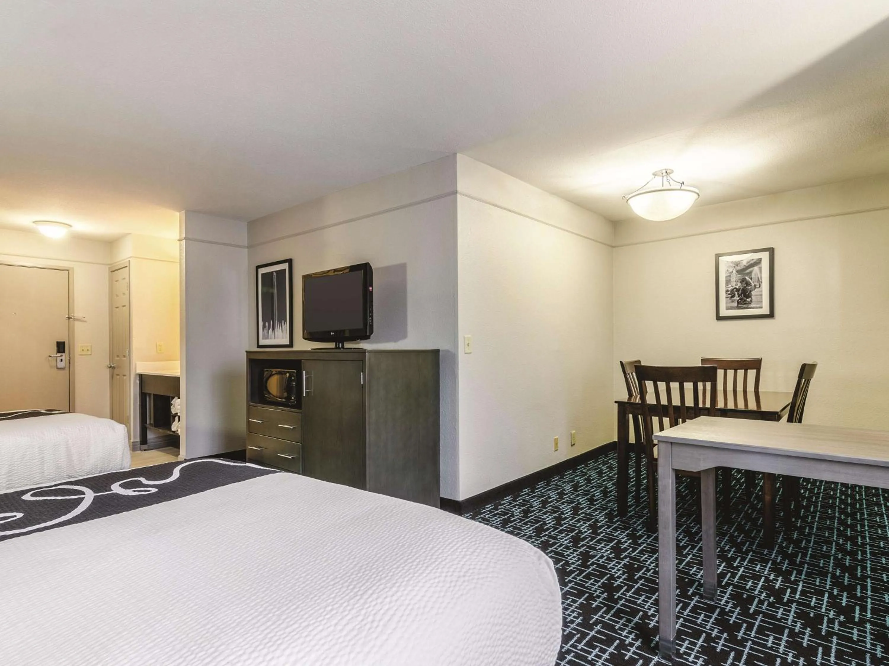 Photo of the whole room, Bed in La Quinta by Wyndham Kansas City Airport