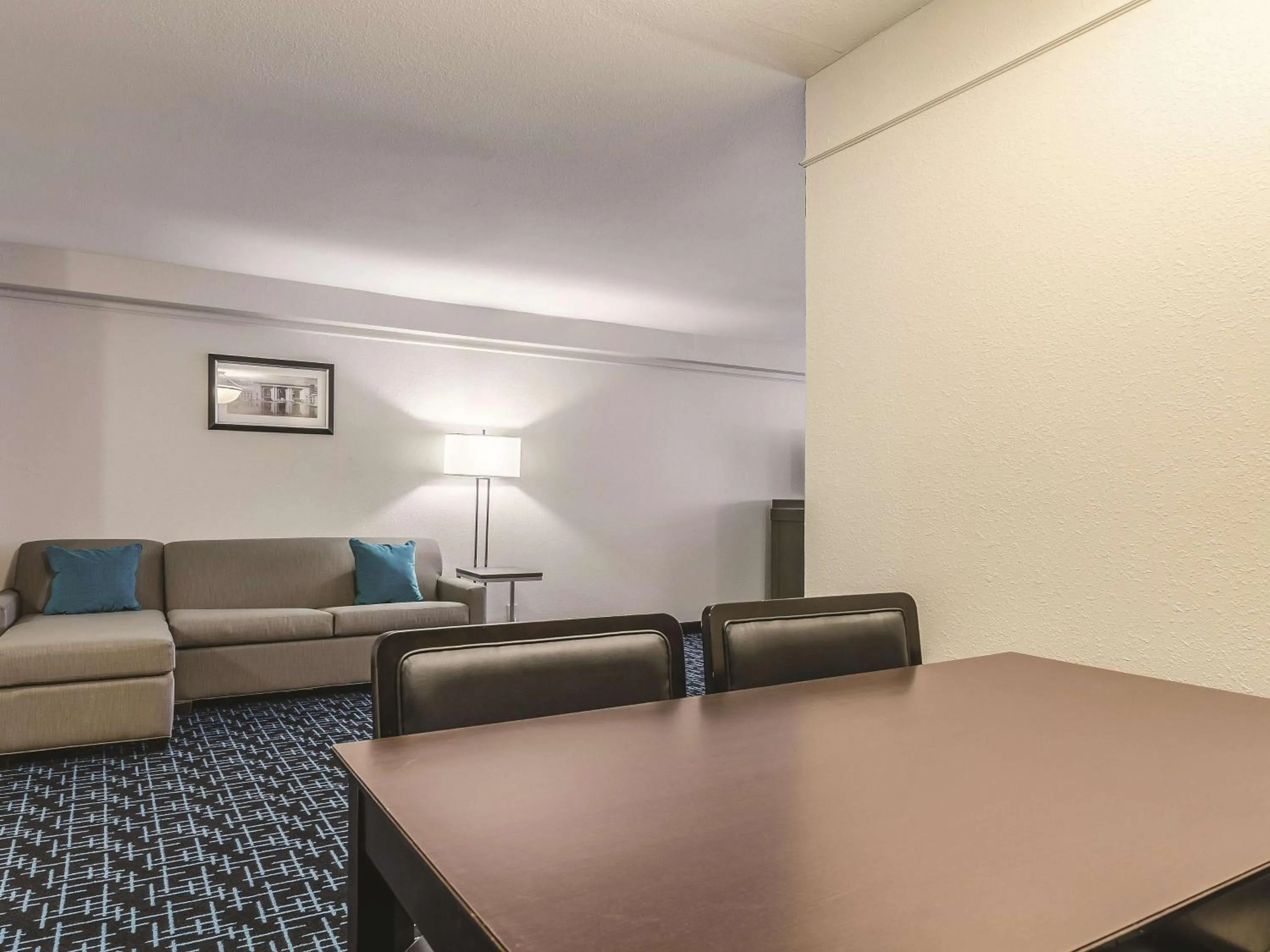 Photo of the whole room in La Quinta by Wyndham Kansas City Airport