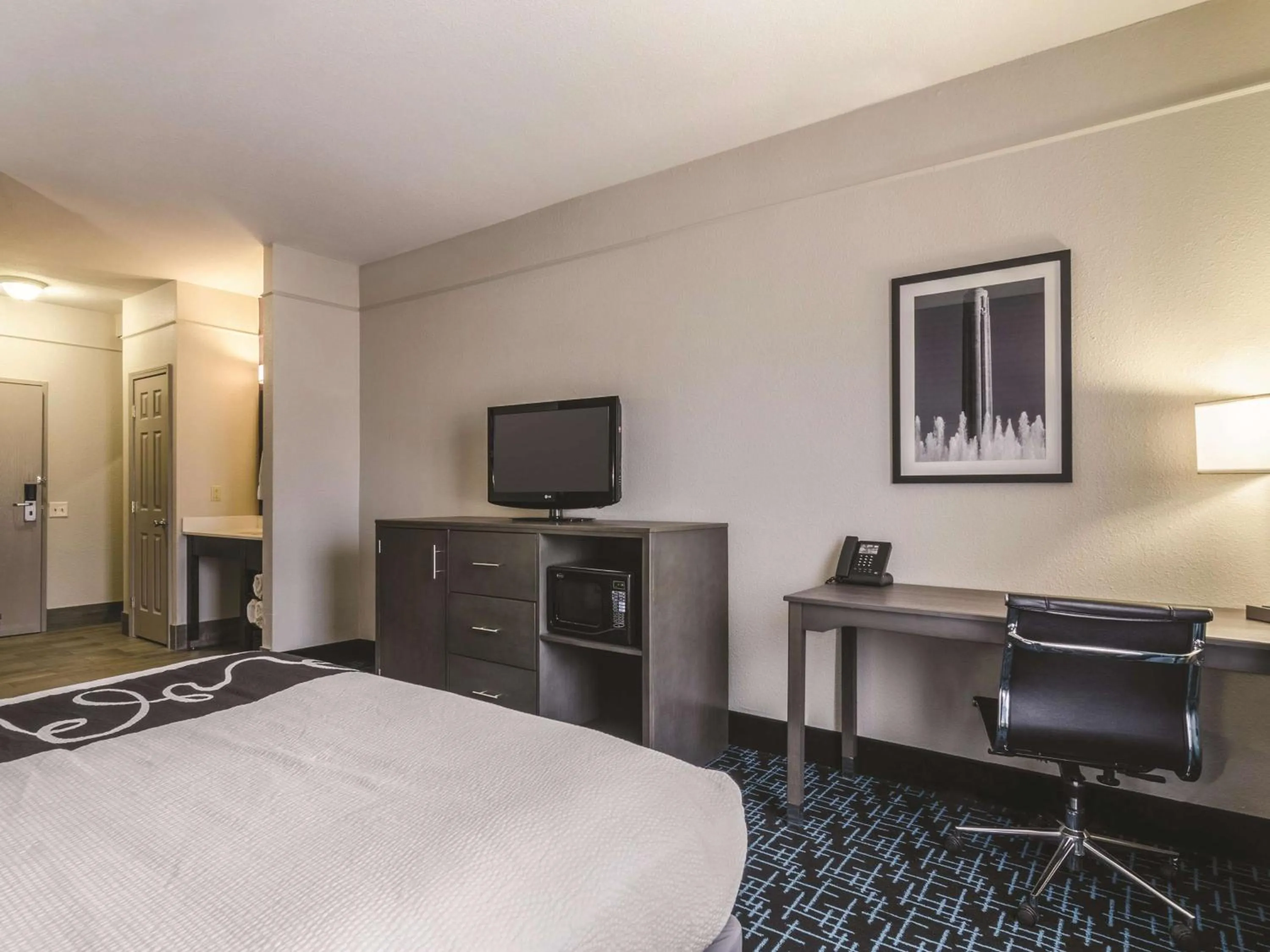 Photo of the whole room, Bed in La Quinta by Wyndham Kansas City Airport