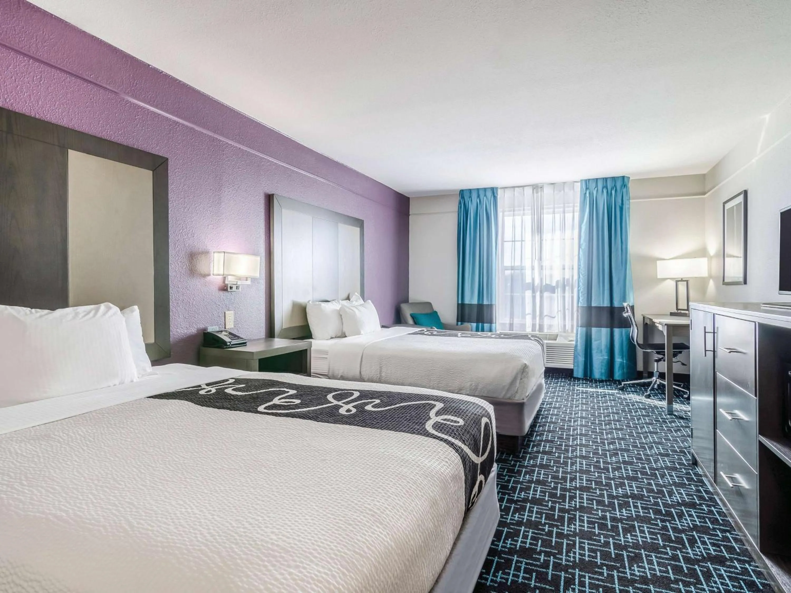 Photo of the whole room, Bed in La Quinta by Wyndham Kansas City Airport