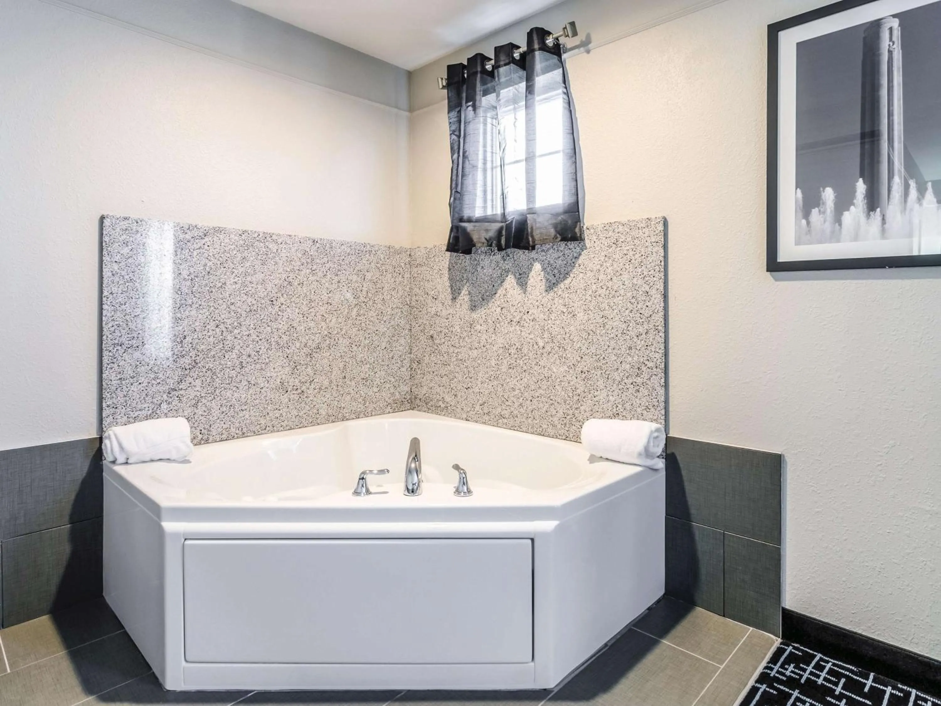 Photo of the whole room in La Quinta by Wyndham Kansas City Airport