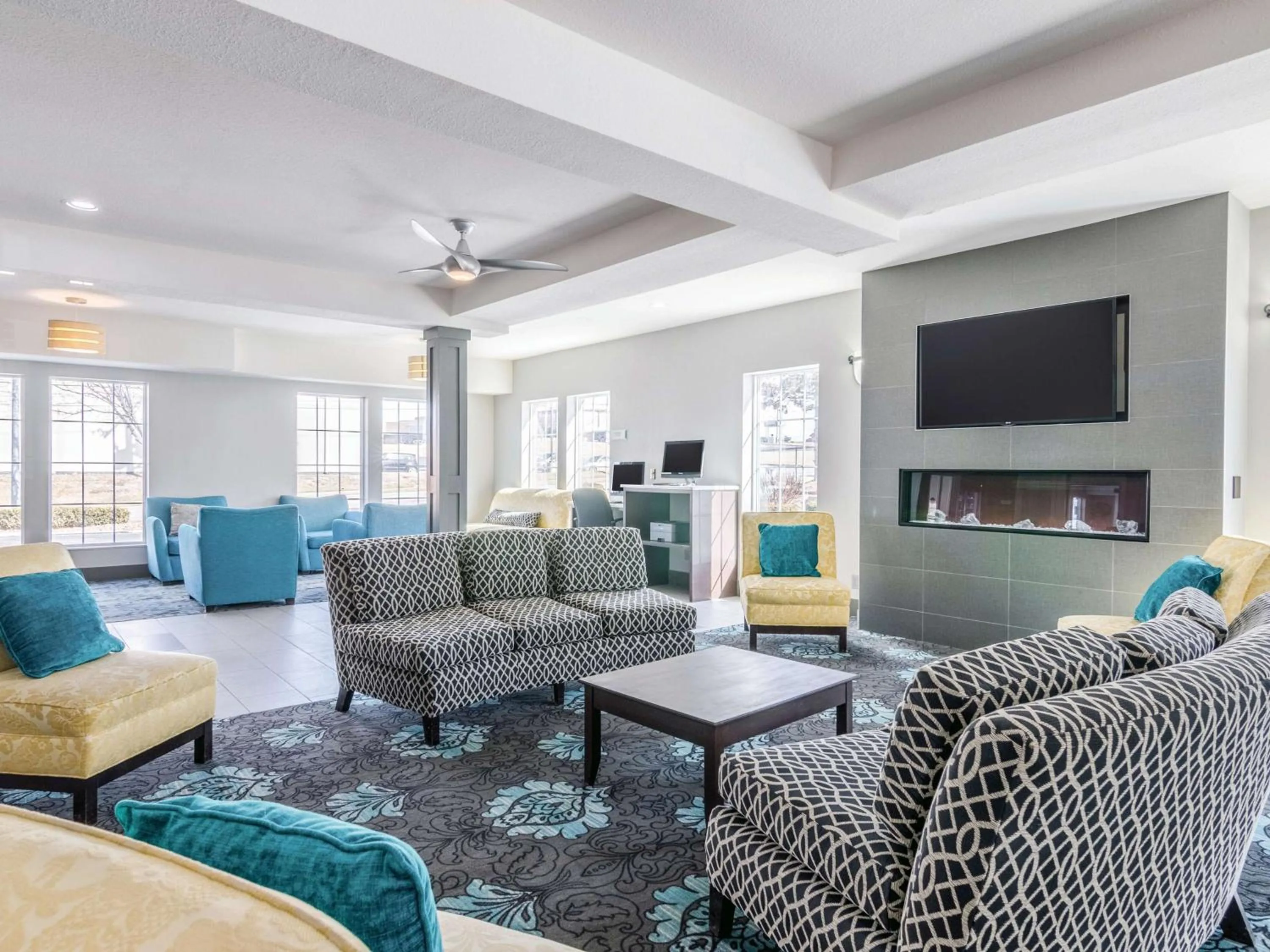 Lobby or reception in La Quinta by Wyndham Kansas City Airport