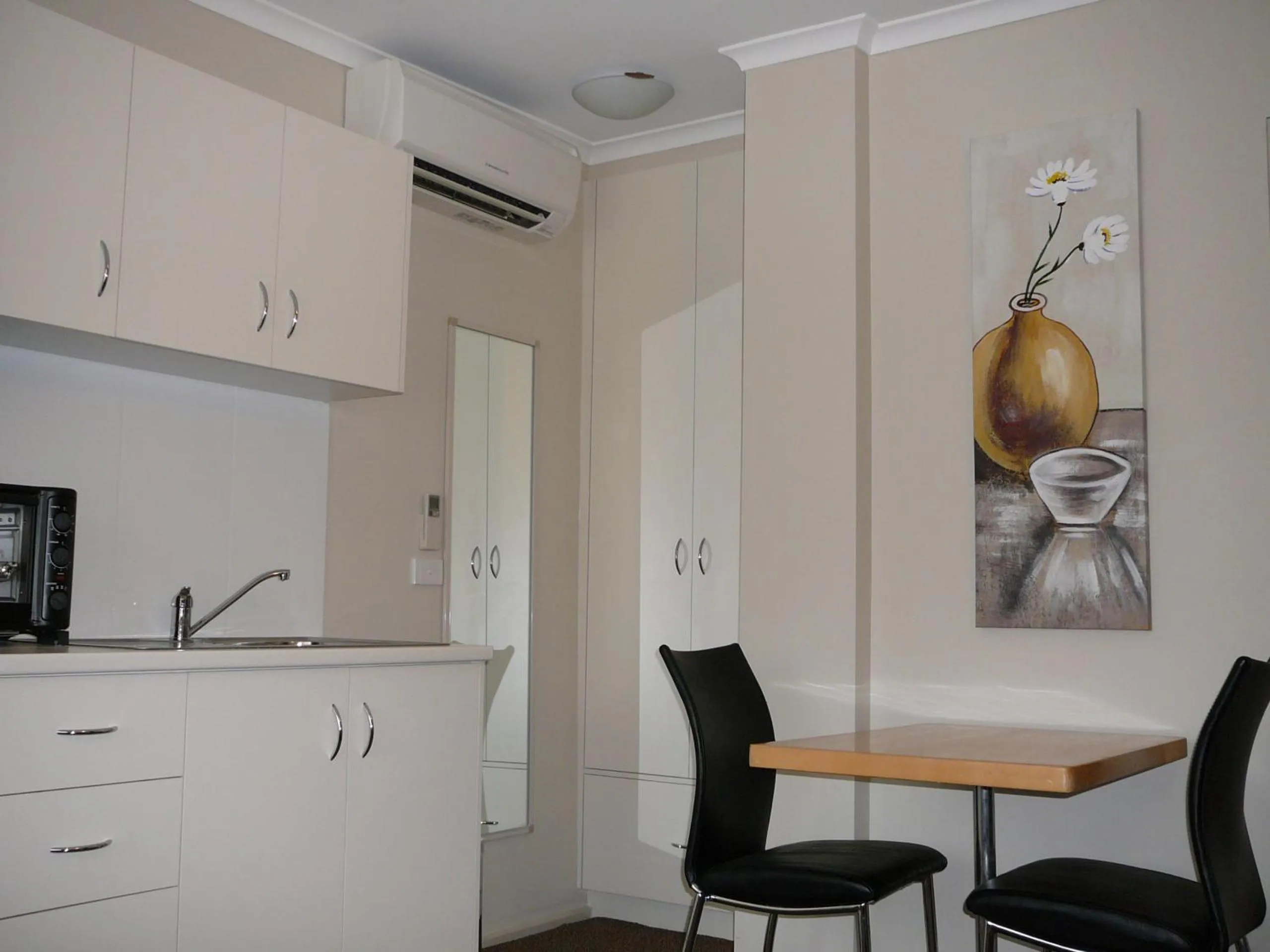 Kitchen or kitchenette in Murray River Motel