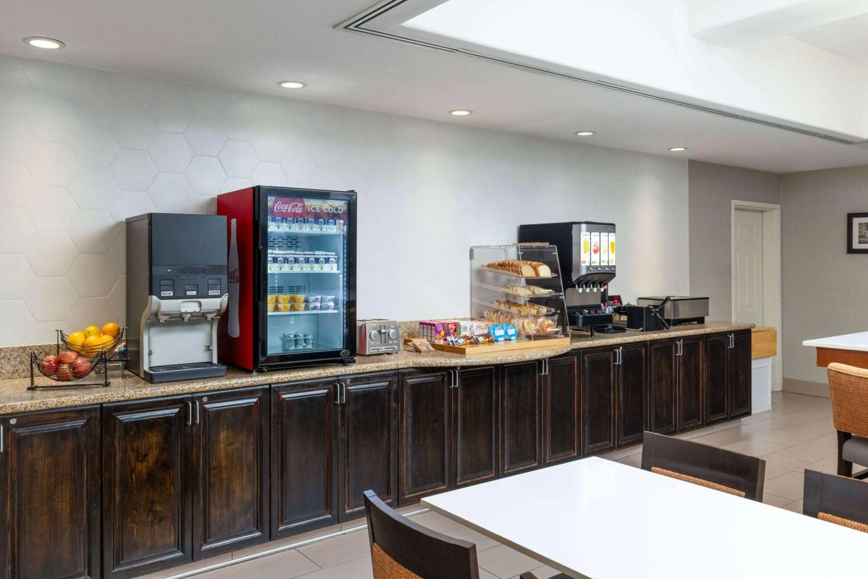 Breakfast in La Quinta by Wyndham Bakersfield North