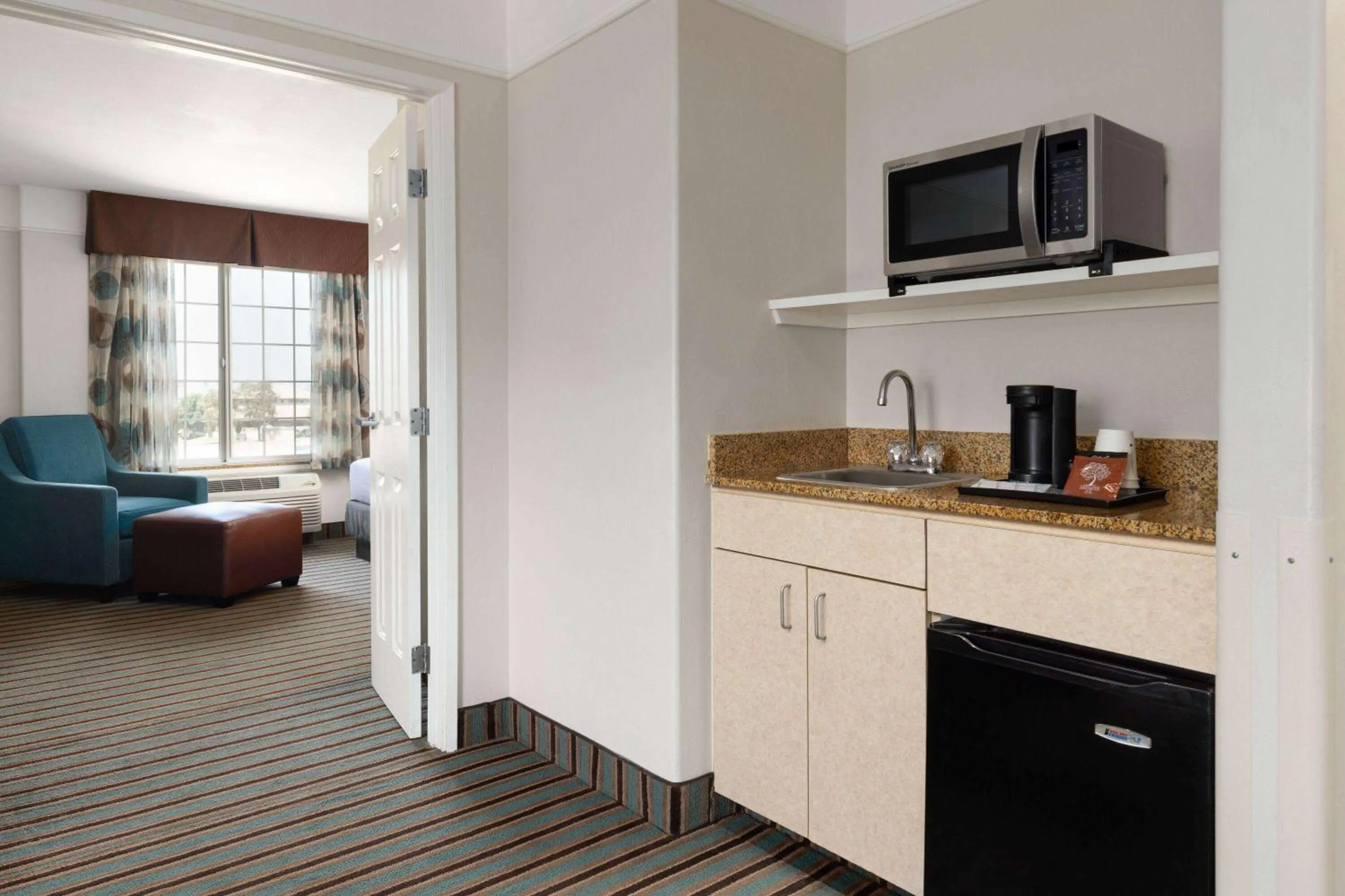 Photo of the whole room in La Quinta by Wyndham Bakersfield North