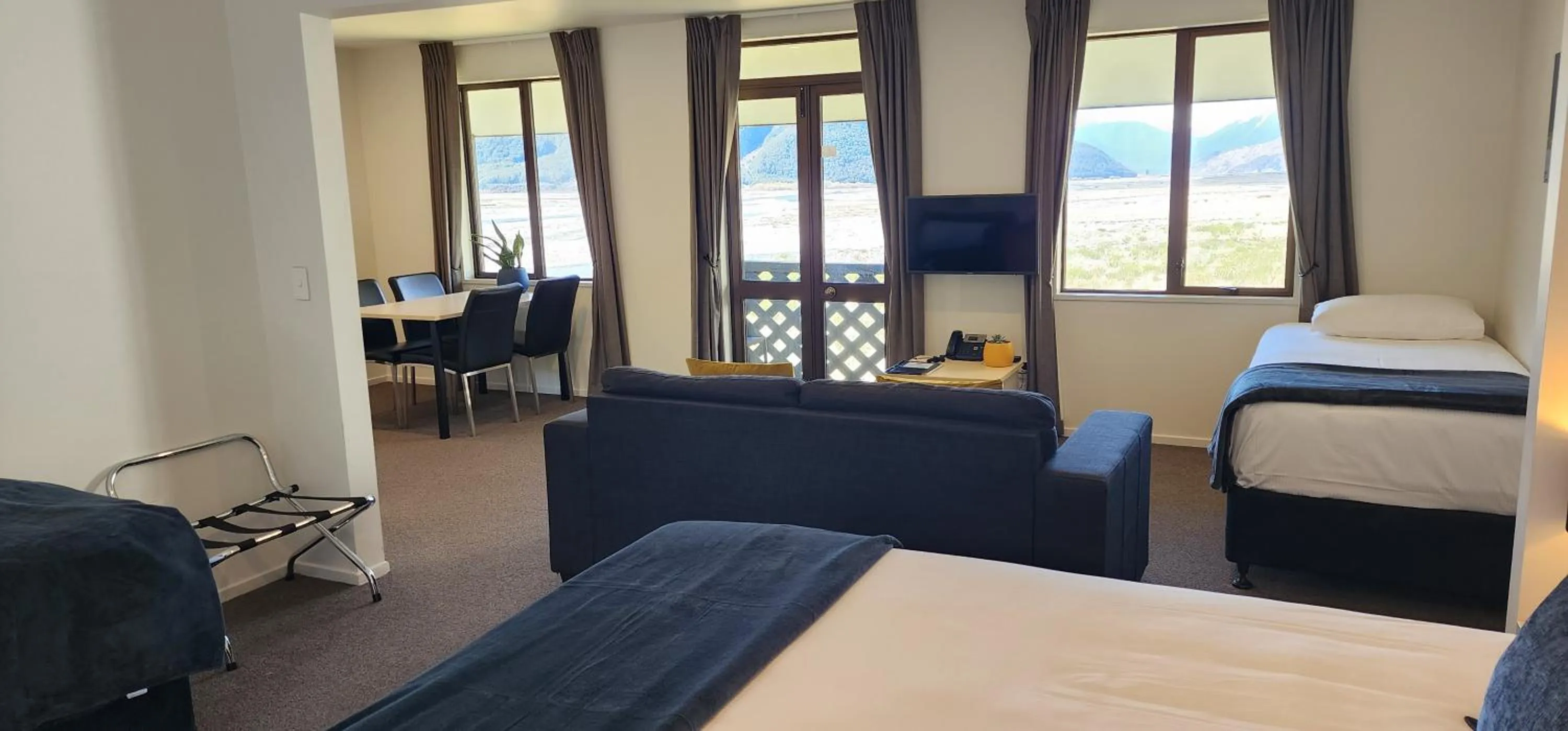 Photo of the whole room, Bed in The Bealey Hotel