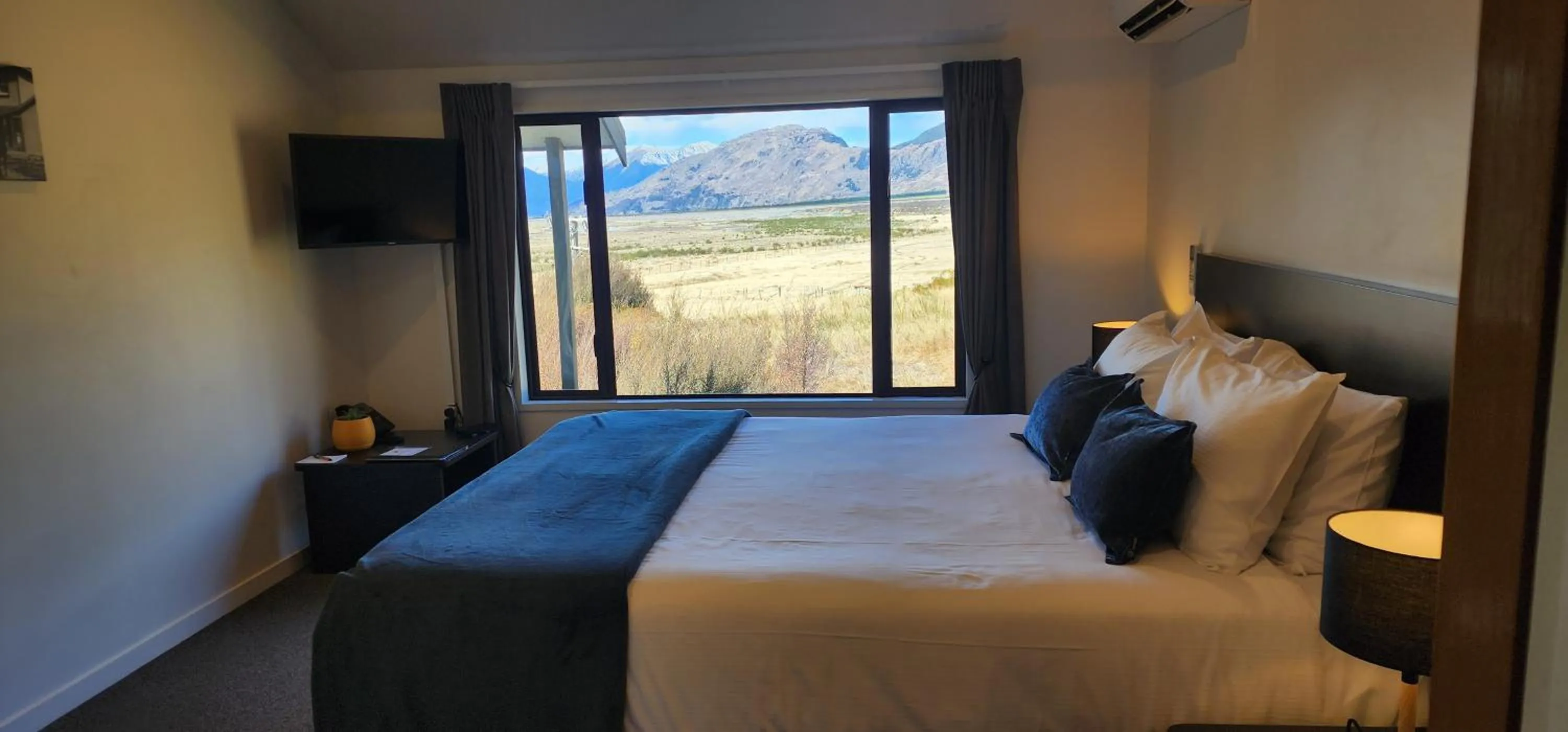 Photo of the whole room, Bed in The Bealey Hotel