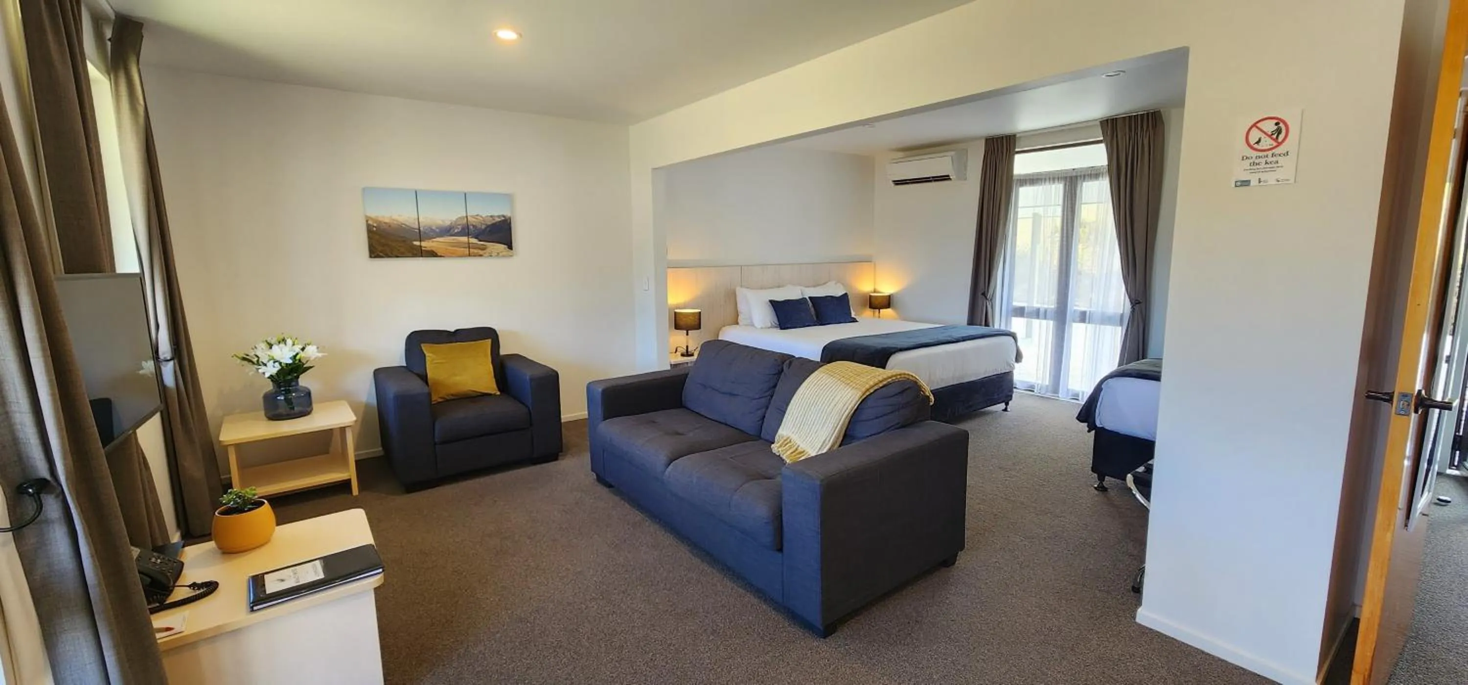 Living room, Bed in The Bealey Hotel