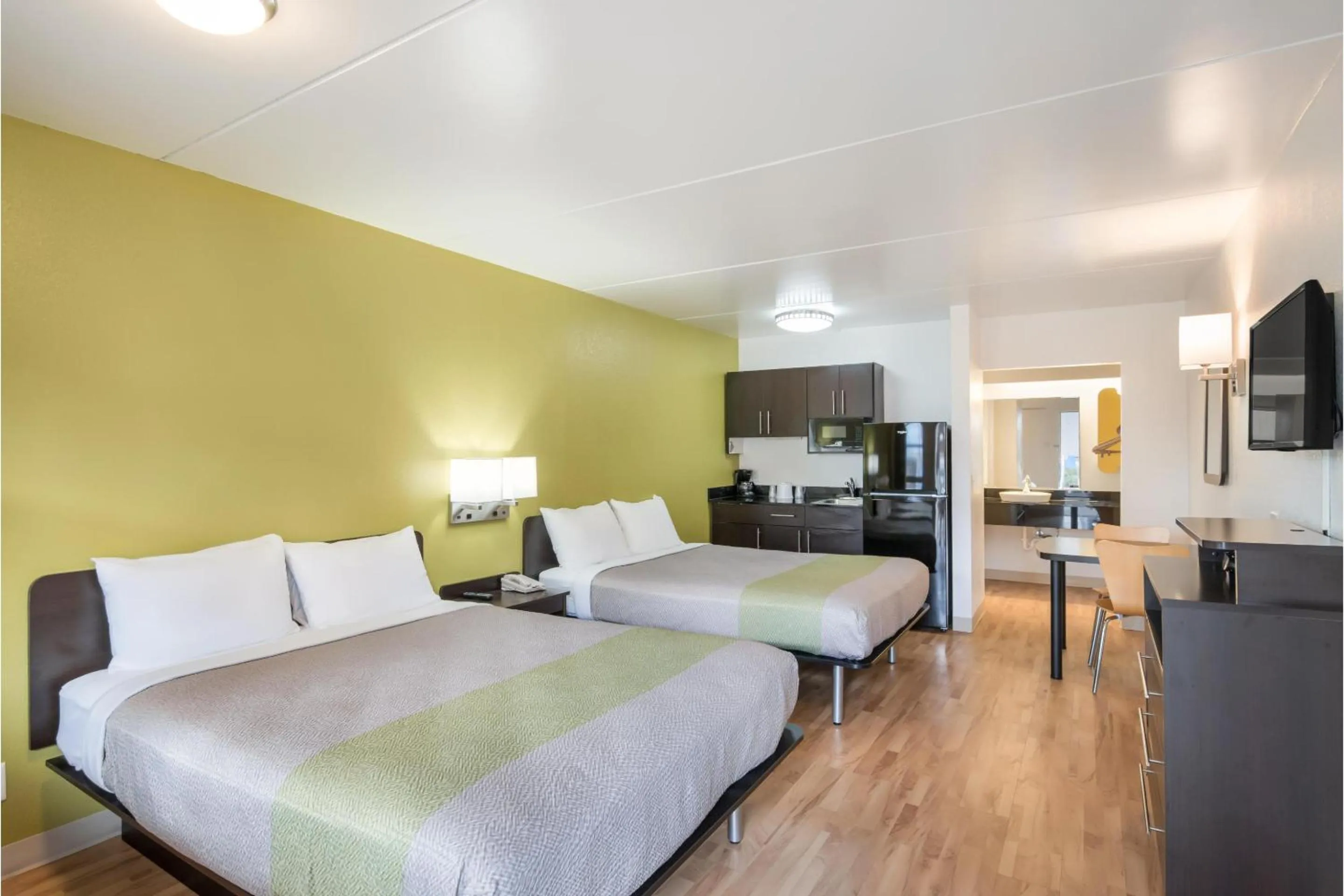 Bedroom, Bed in Studio 6 Colorado Springs, Colorado - Air Force Academy