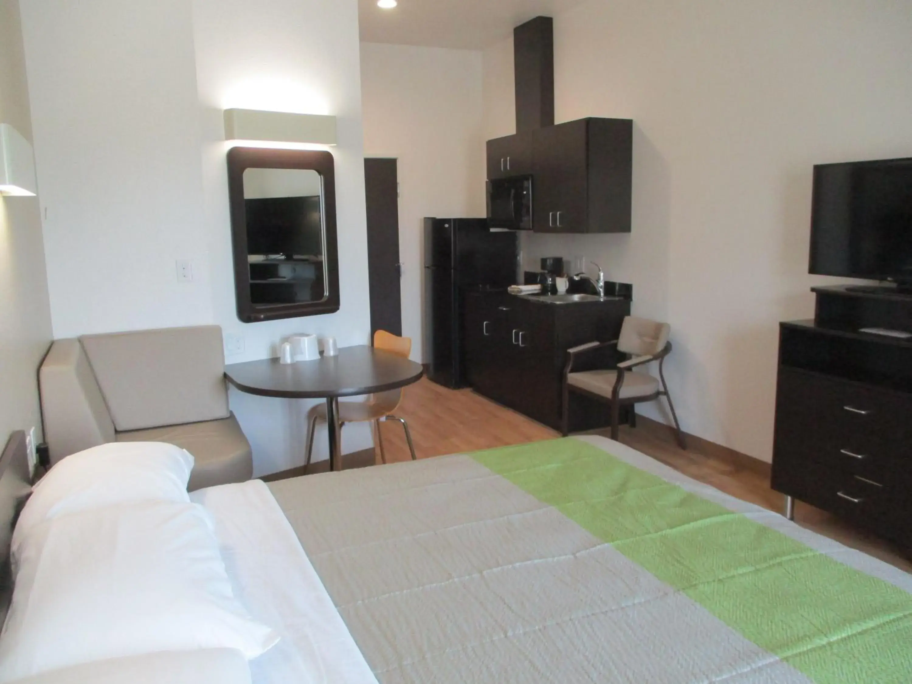 Deluxe Queen Suite - Non-Smoking in Studio 6-Corpus Christi, TX Deluxe Queen Suite - Non-Smoking in Studio 6-Corpus Christi, TX