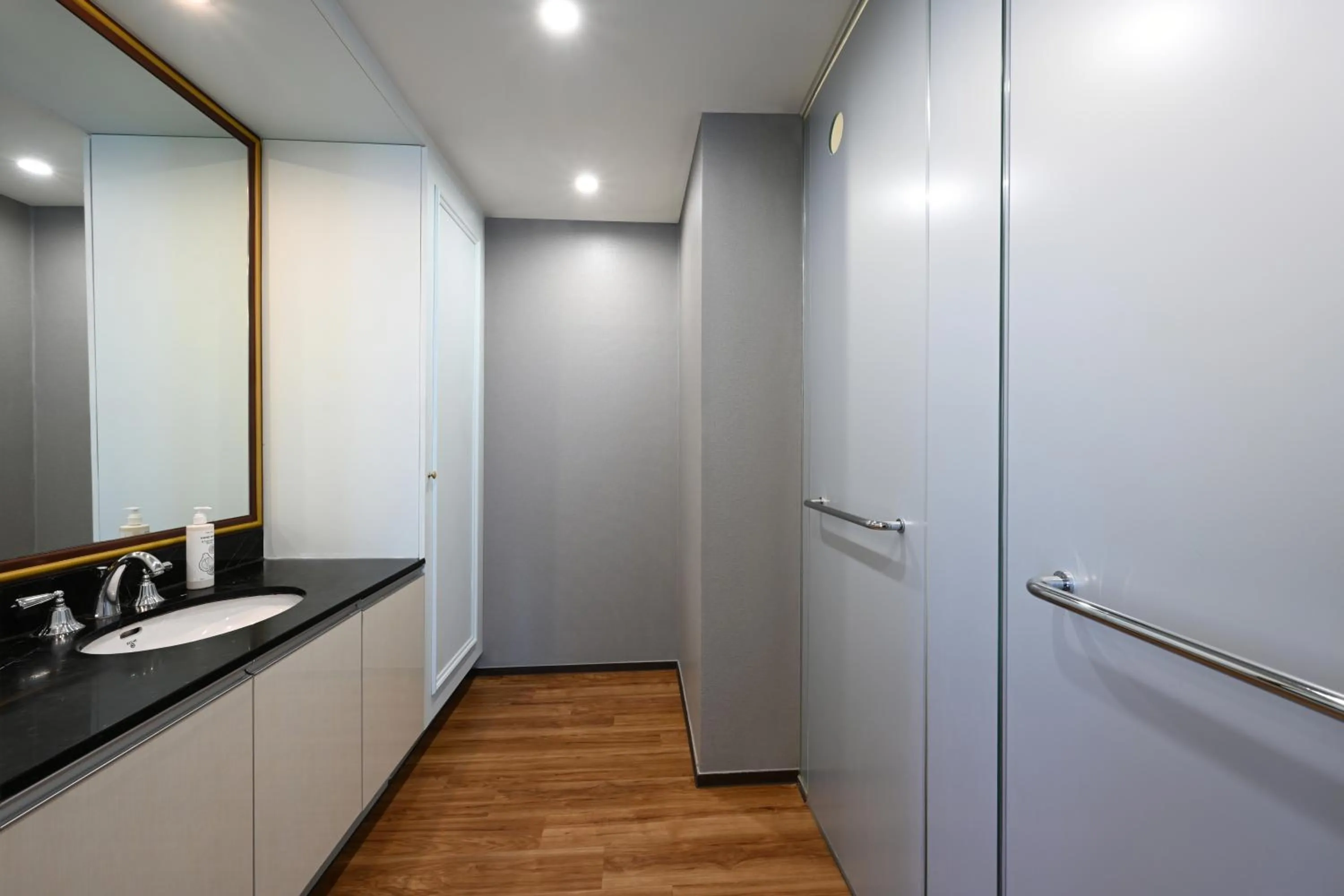 Toilet in Kolon Seacloud Hotel