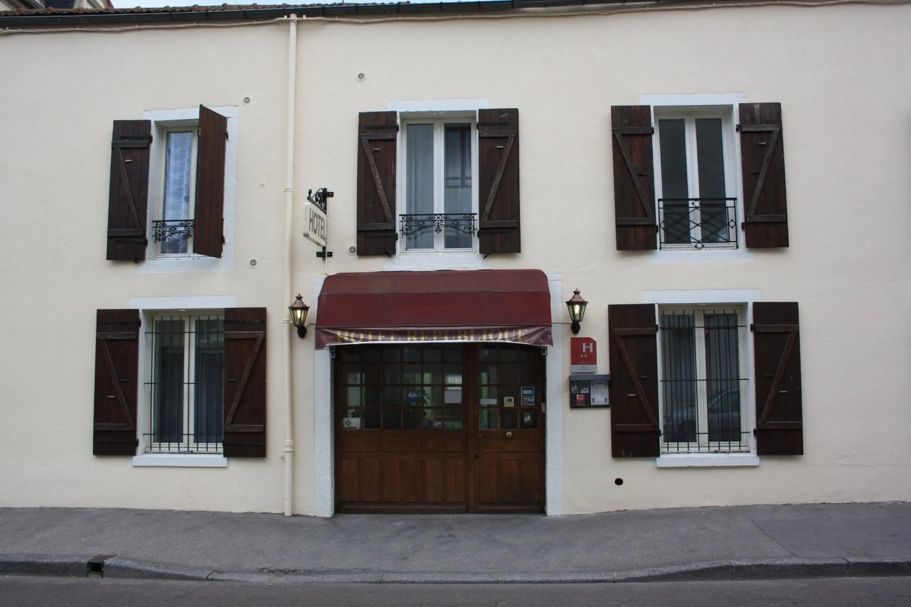 Facade/entrance in Hôtel République