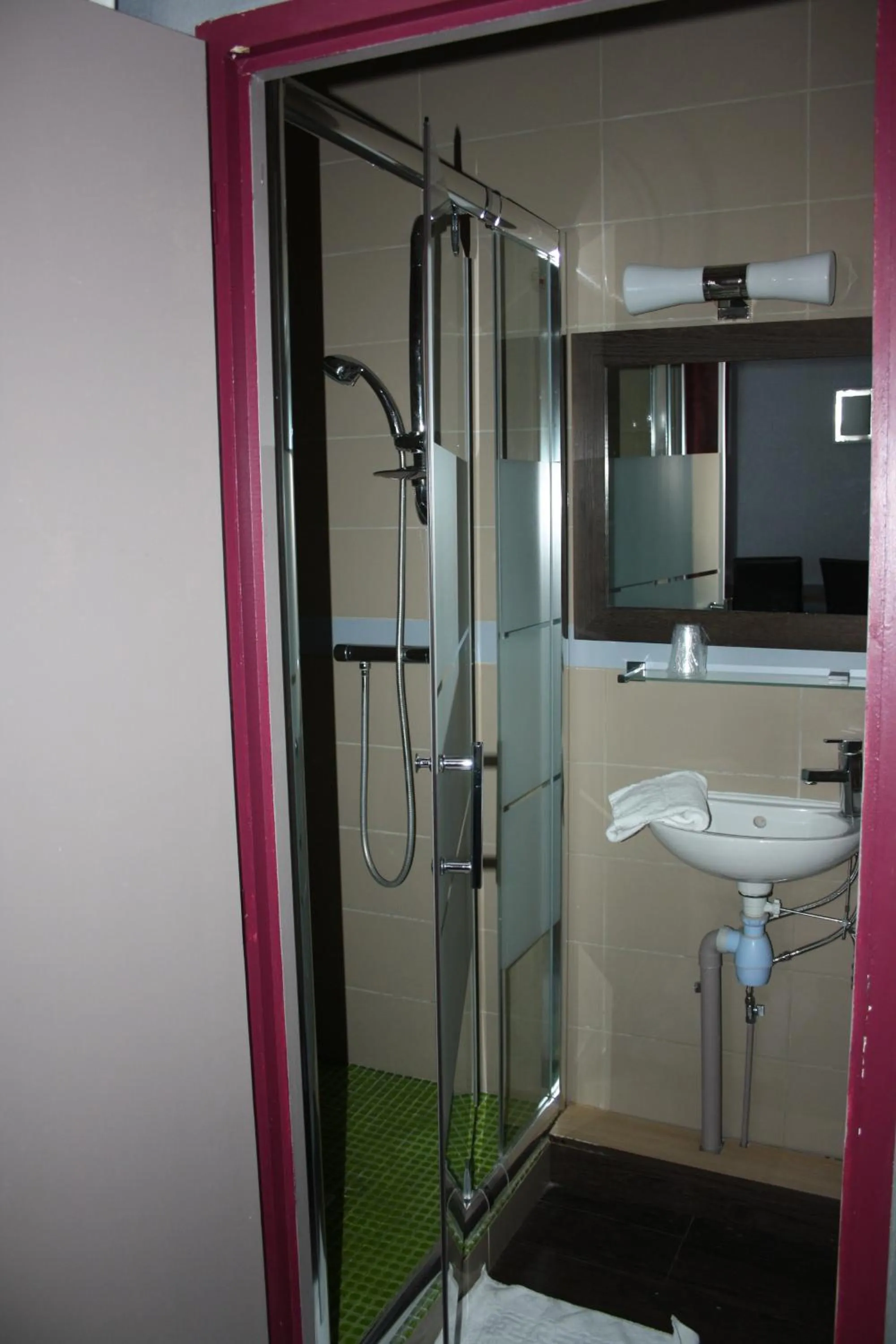 Bathroom in Hôtel République